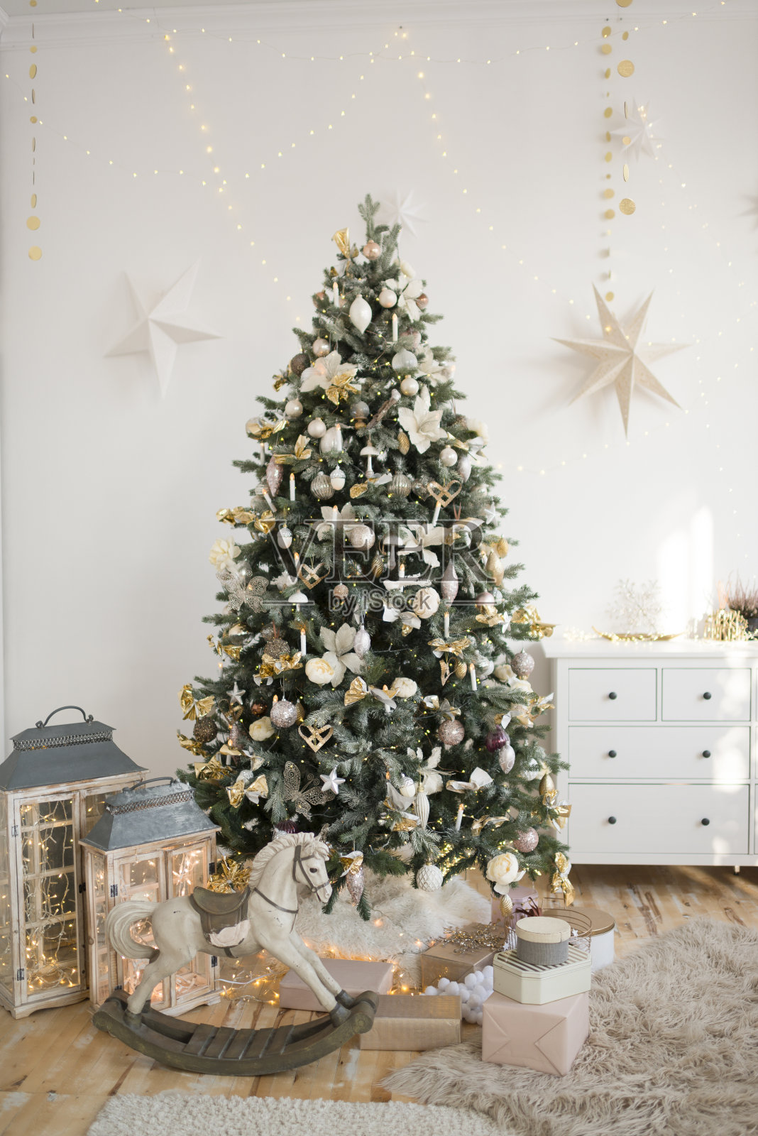 新年室内装饰一棵圣诞树照片摄影图片