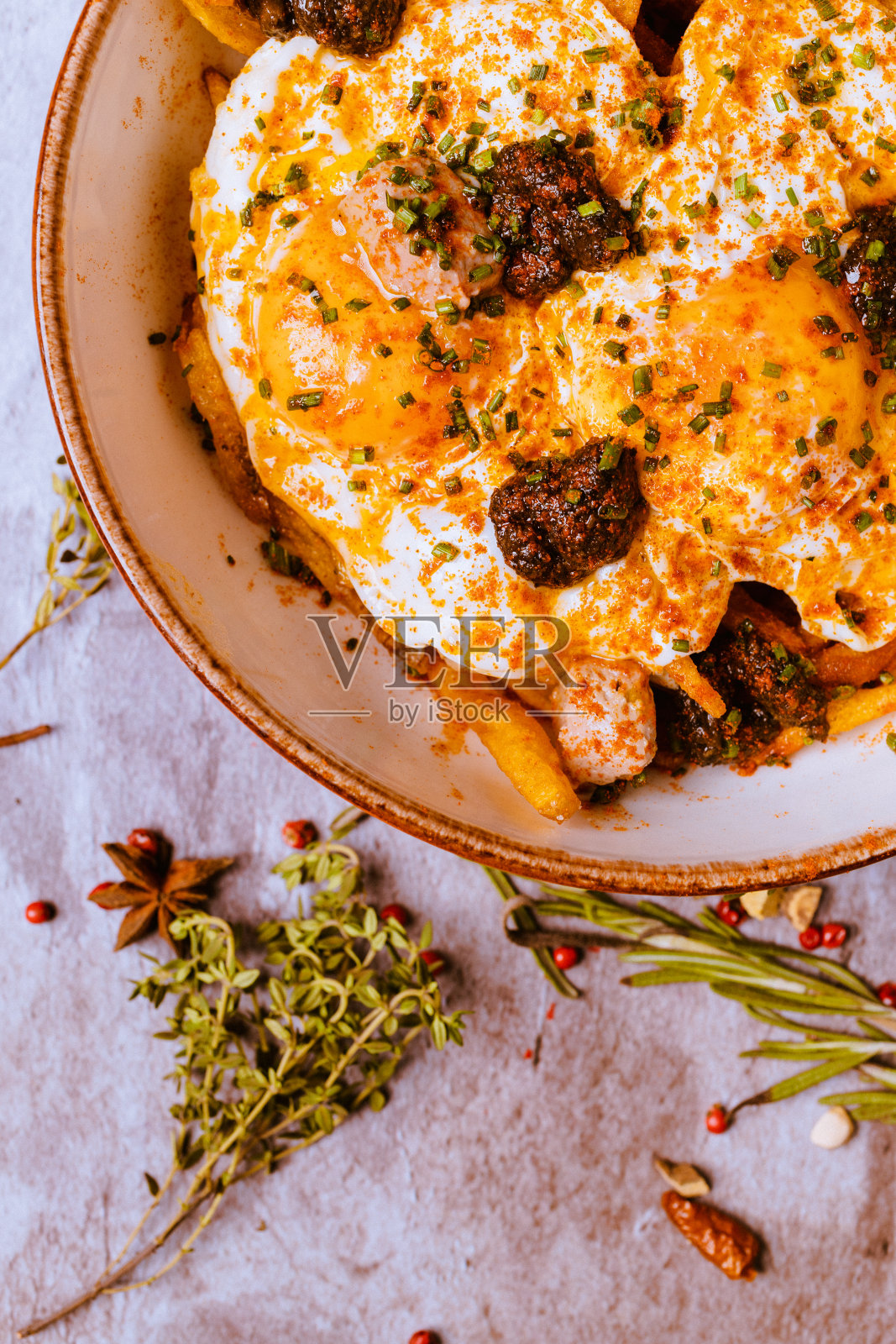 碎鸡蛋配黑布丁照片摄影图片