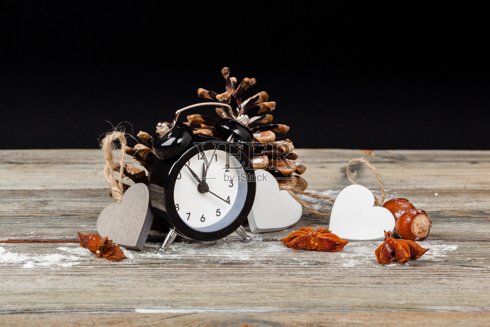 组成与复古闹钟和圣诞装饰照片摄影图片