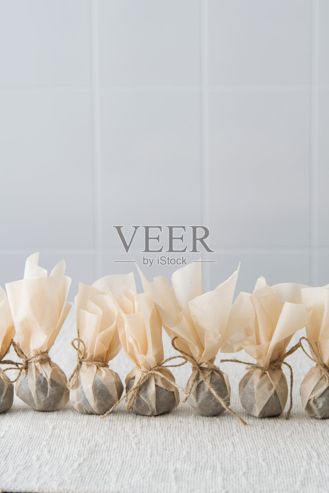 小的瑞士硬奶酪球Belper Knolle由牛奶和黑胡椒制成，包装成片状，选择性聚焦照片摄影图片