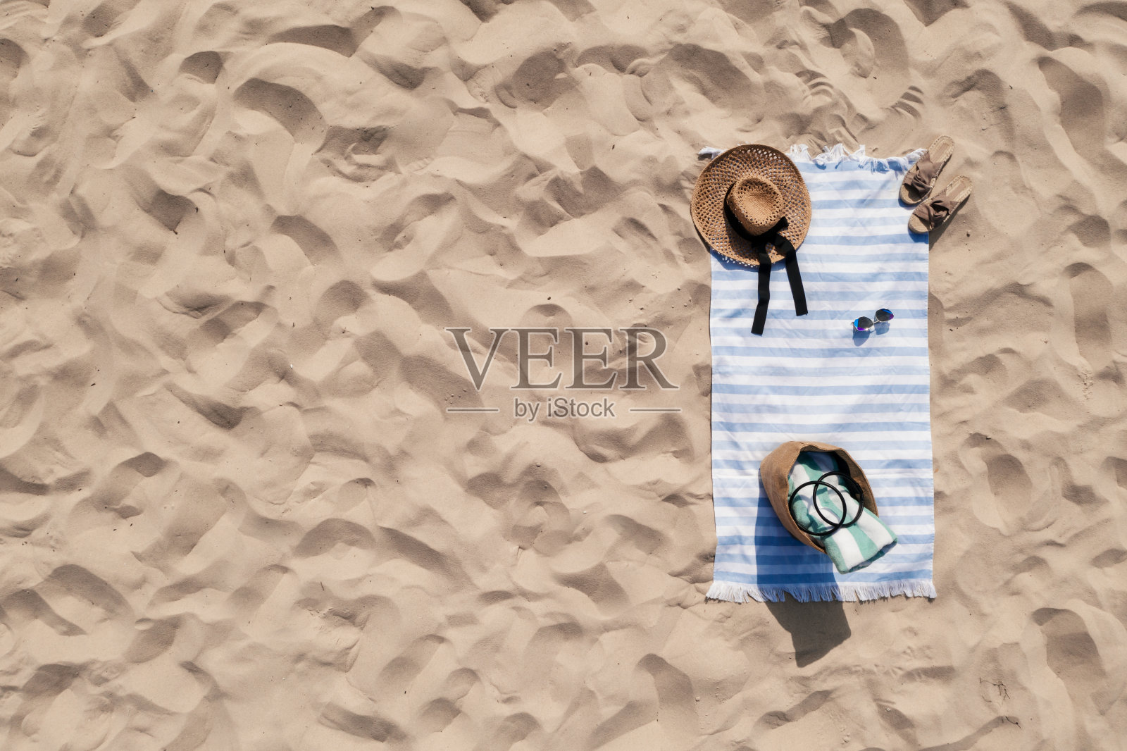 沙滩上有沙滩配件的毛巾，俯视图。空间的文本照片摄影图片