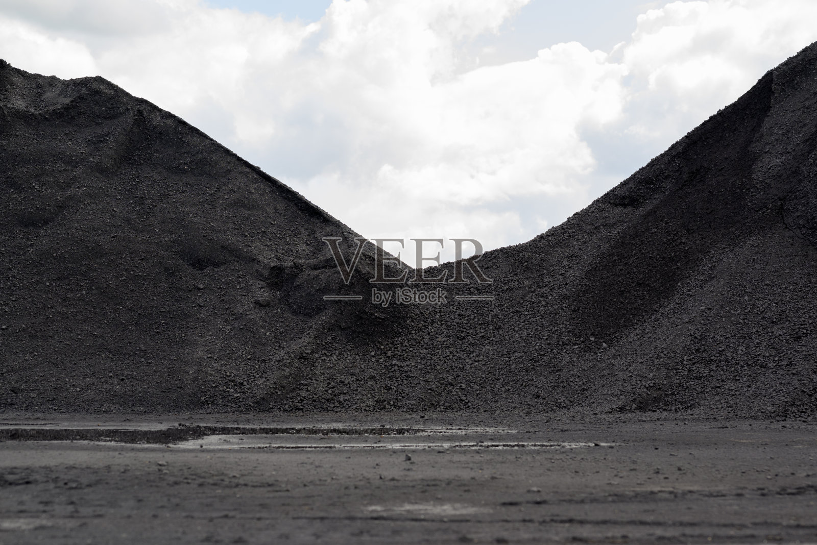 山中的黑煤在能源危机的概念照片摄影图片