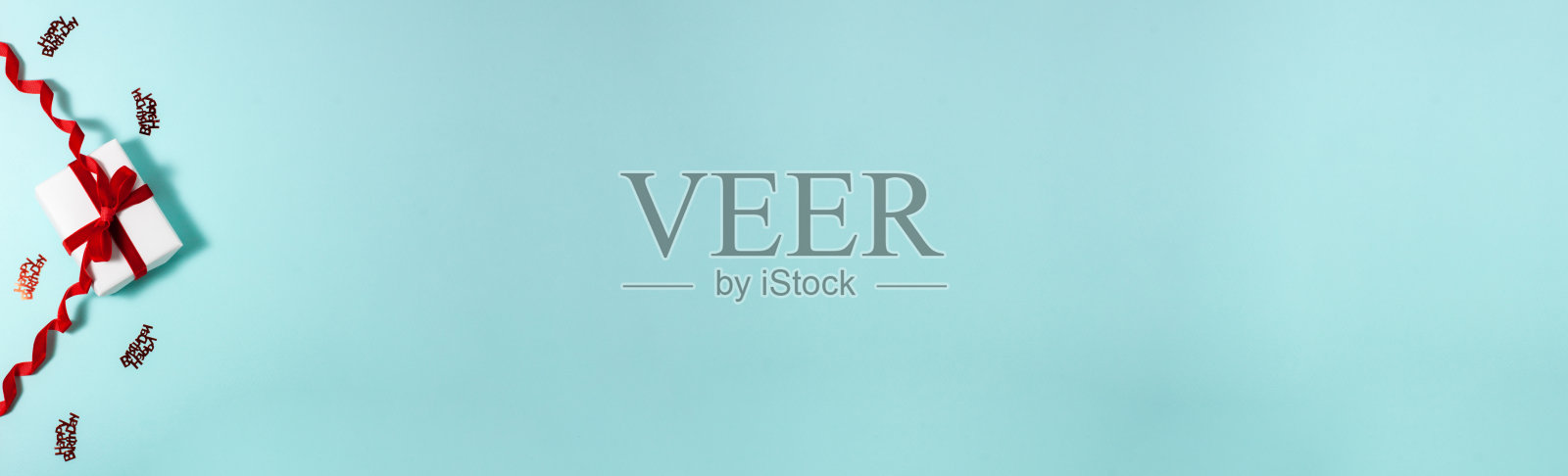 横幅的白纸礼盒与红色缎带蝴蝶结和快乐的生日标志在顶部的蓝色背景。圣诞节，爸爸妈妈，情人节，平铺概念，用复制空间。照片摄影图片