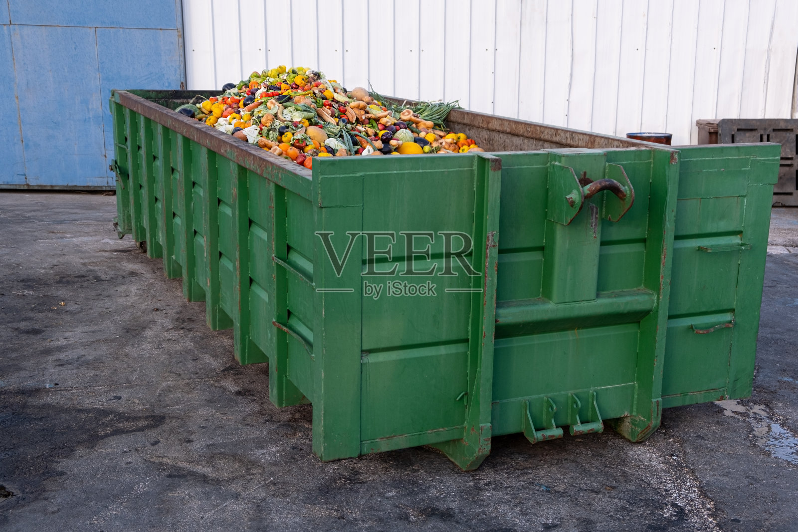过期的有机生物垃圾：垃圾箱里装满蔬菜和水果的巨大容器，用于堆肥或动物饲料的蔬菜或食物堆照片摄影图片