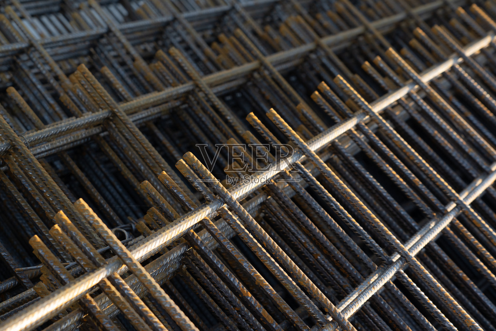 钢筋与钢丝结合，用作建筑基础设施。哪一部分的钢筋由于化学反应而生锈了。照片摄影图片