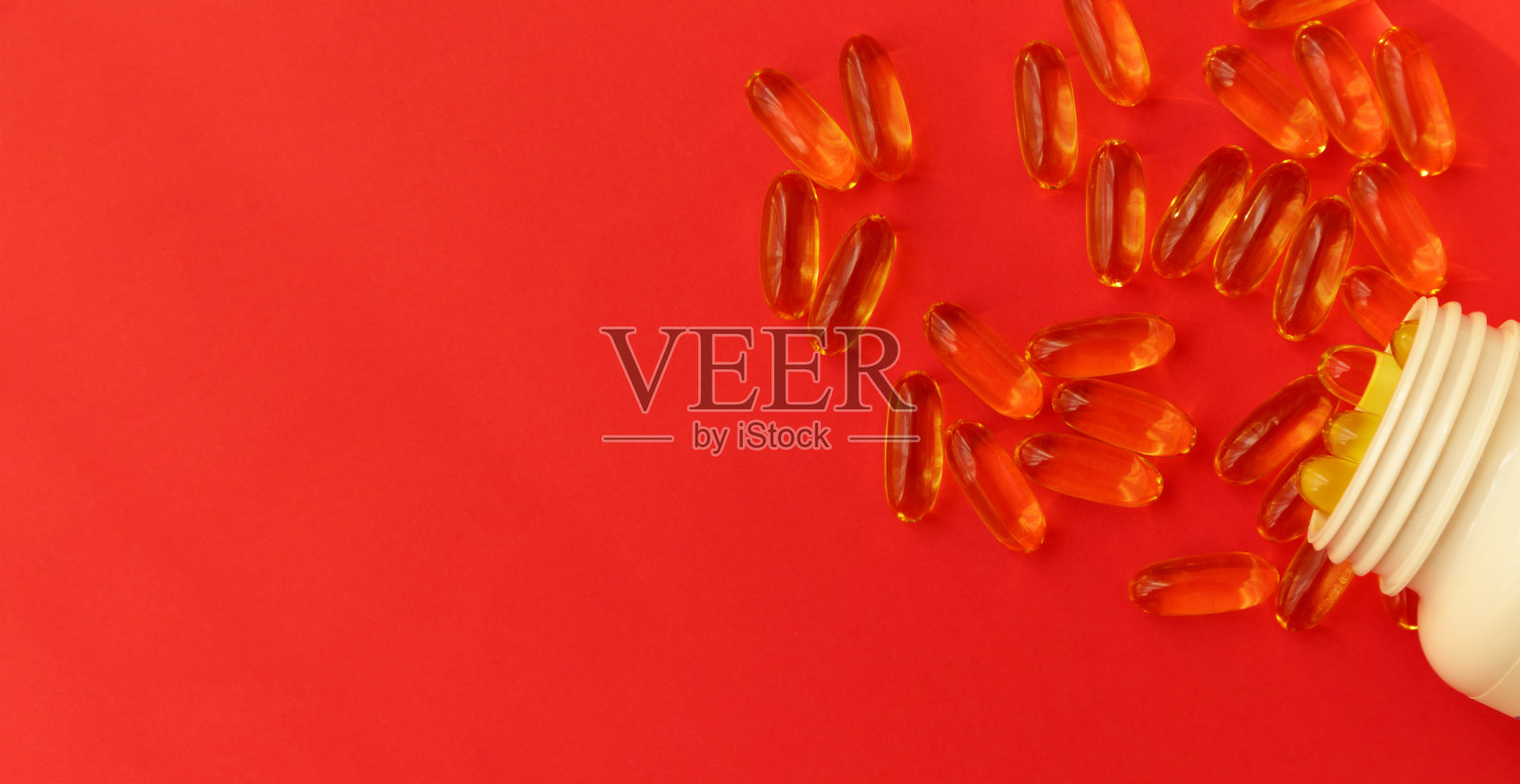 鱼油丸。红色背景的欧米加3凝胶胶囊照片摄影图片