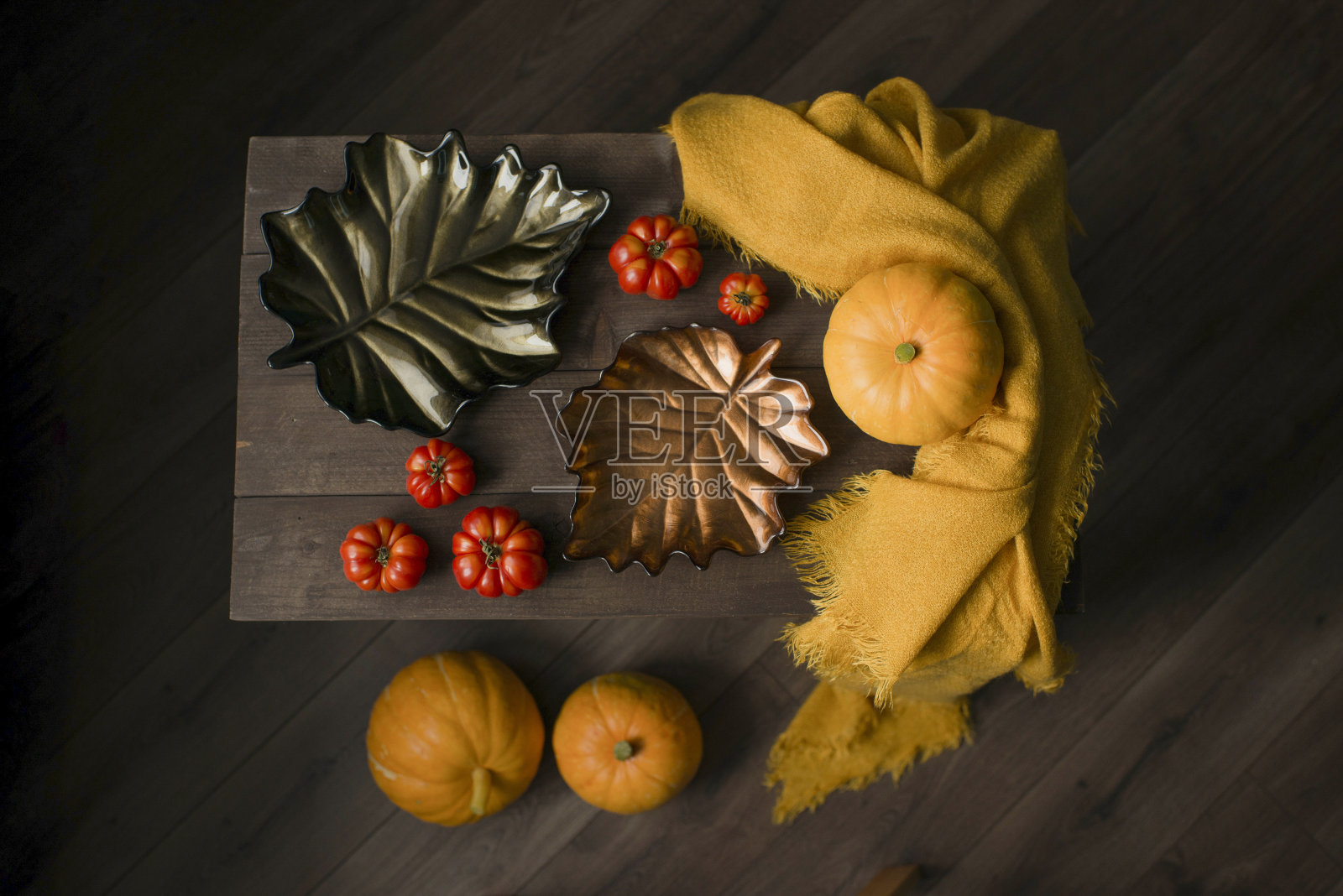 秋天的南瓜和一张毯子放在木桌上照片摄影图片