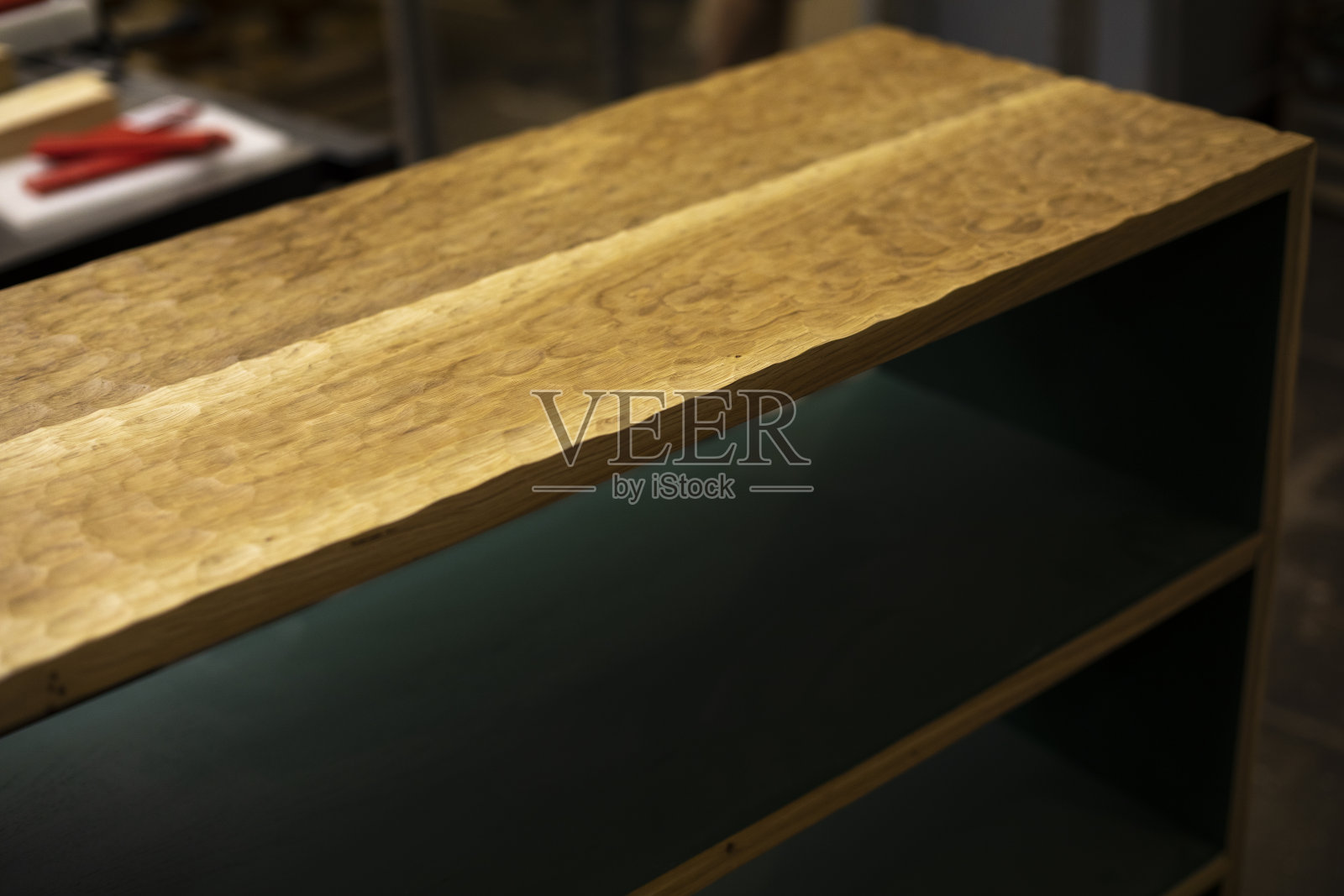 内阁。用木头制作家具的作坊。照片摄影图片