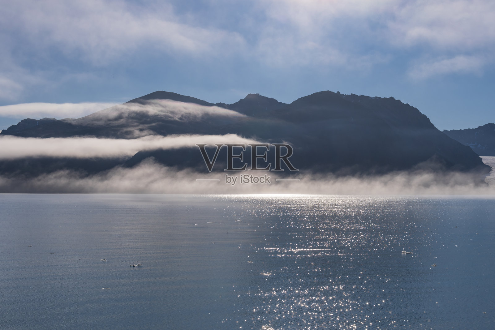 北极高地的晨光和剪影照片摄影图片