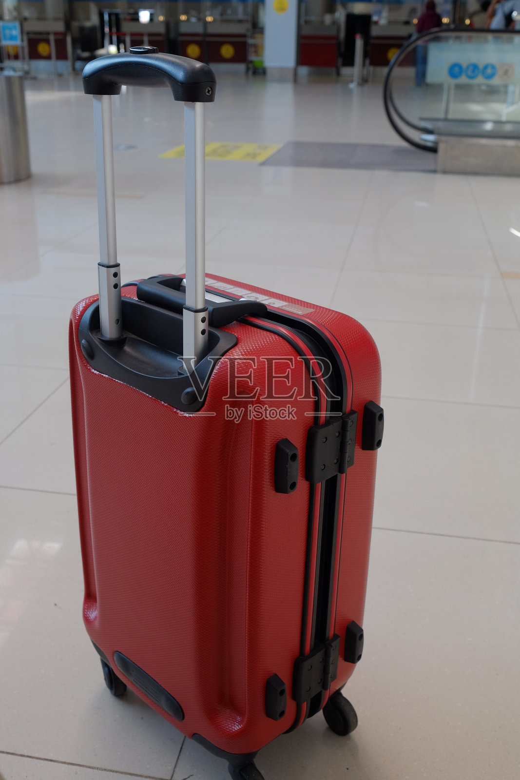 红色行李箱准备好了照片摄影图片