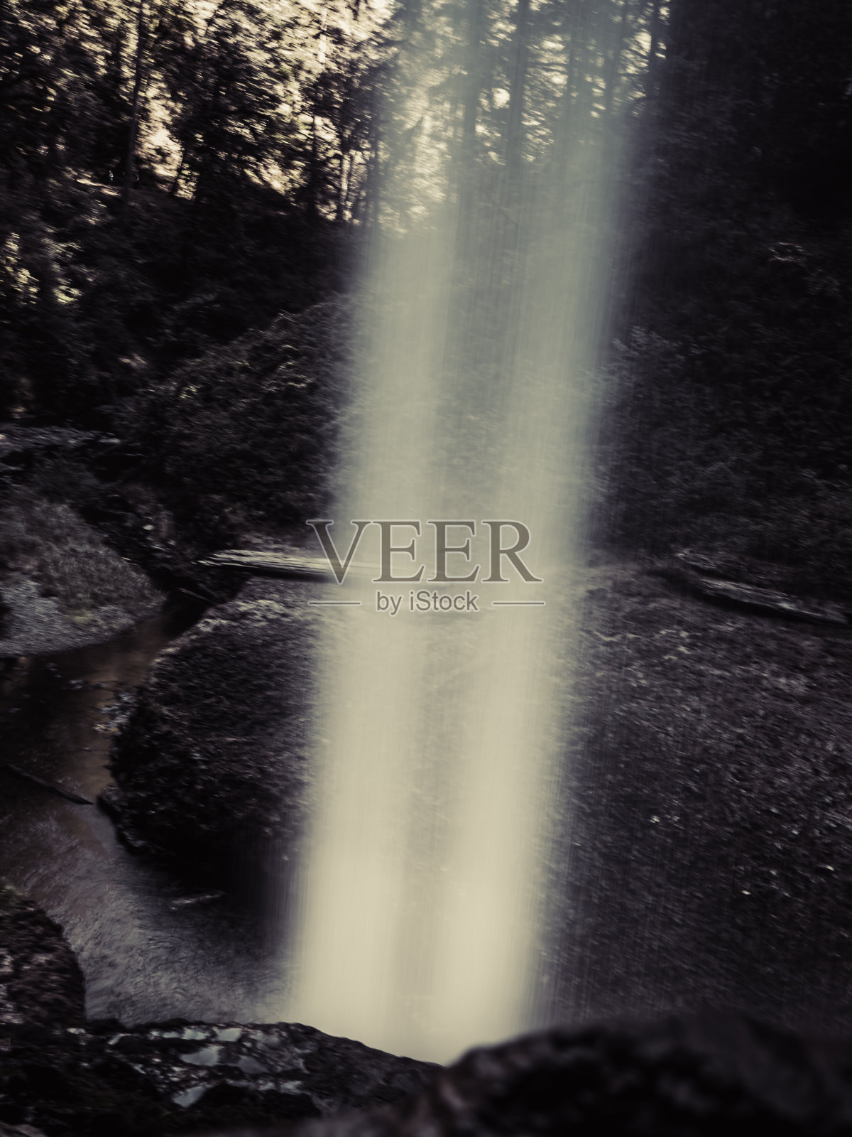 石溪上瀑布的白柱照片摄影图片