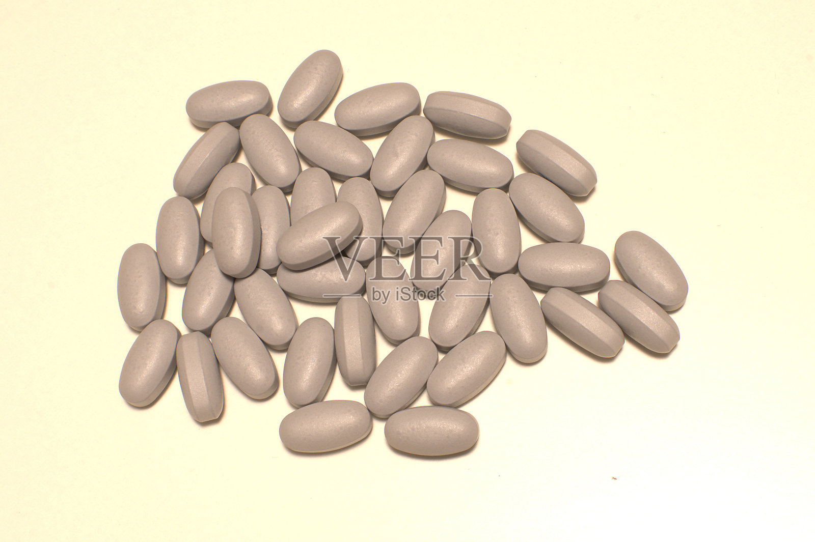 白色表面的丙戊酸钠药片照片摄影图片