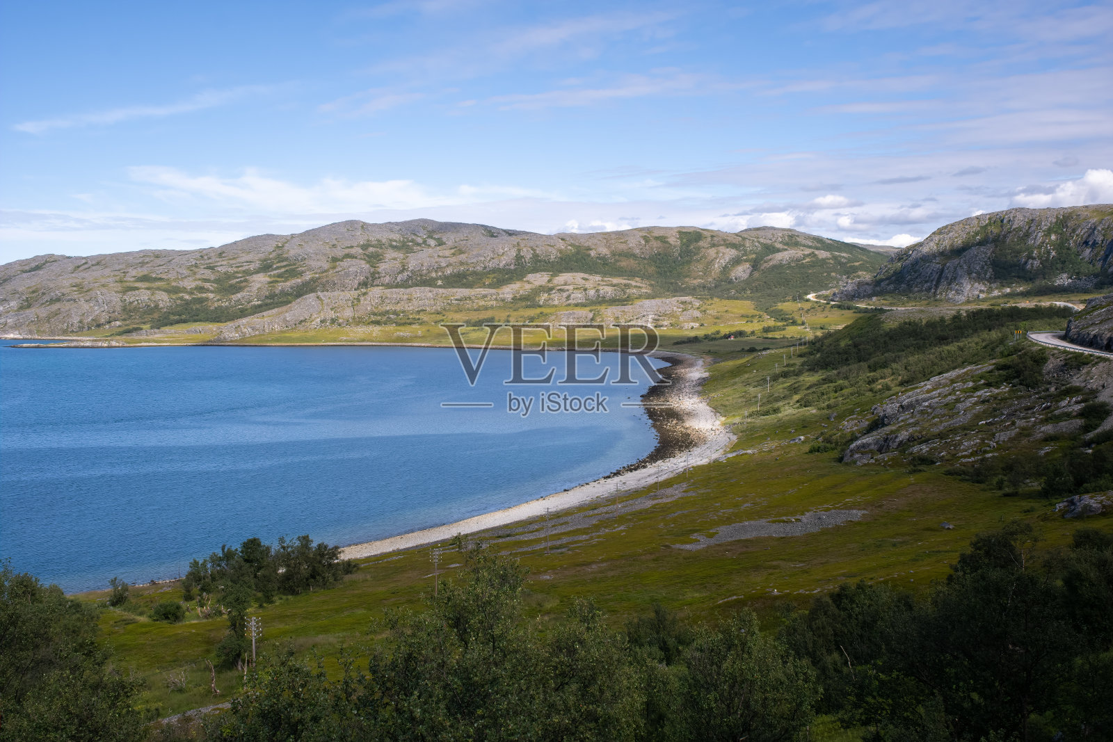 挪威美丽的风景。Nord-Norge。特罗姆斯和芬马克的勒贝斯比海岸线的美丽风景。阳光明媚的一天。有选择性的重点照片摄影图片