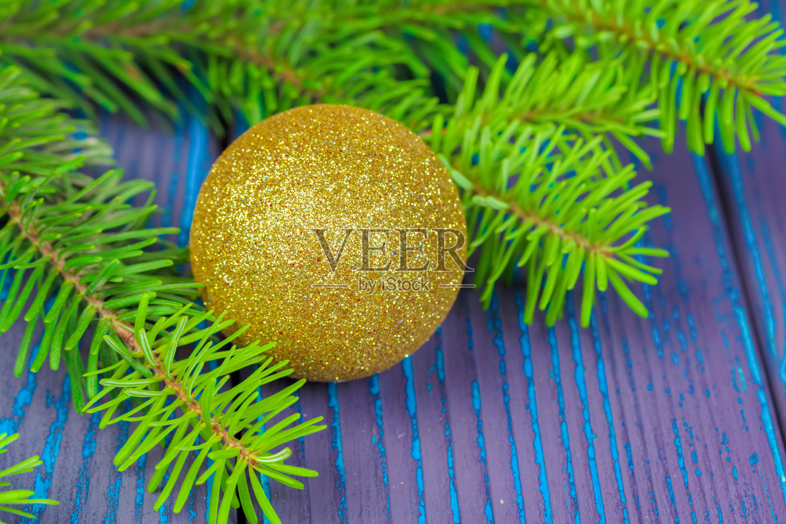 圣诞球和圣诞树的树枝照片摄影图片