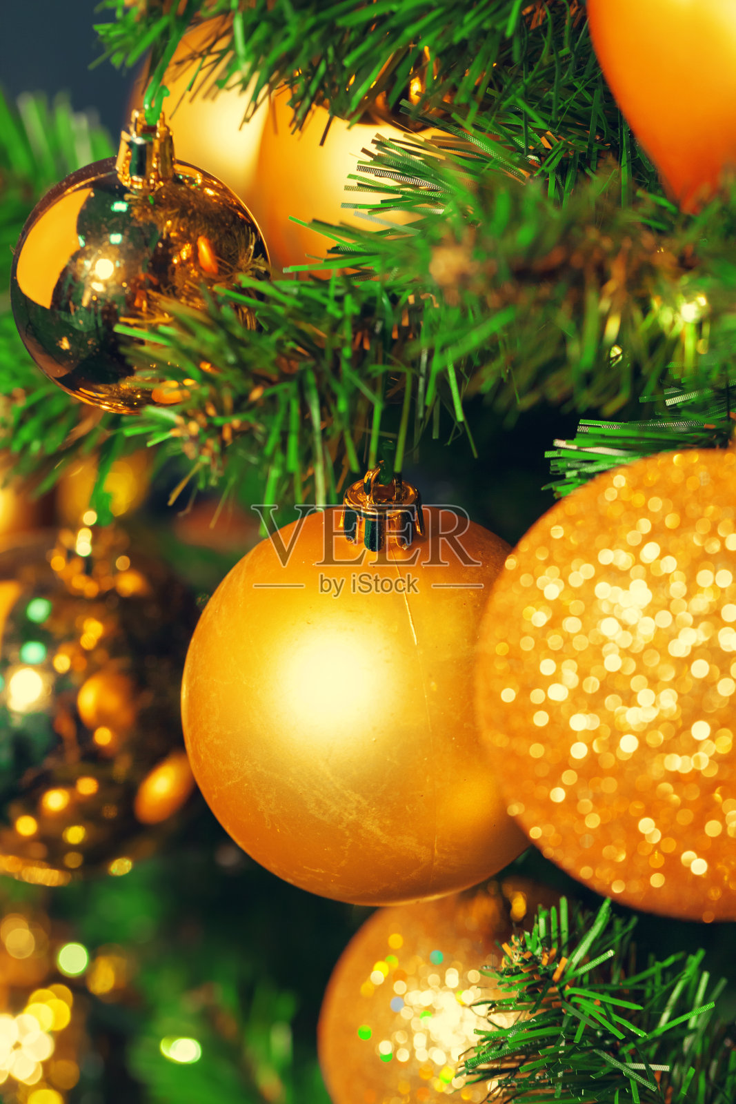 装饰圣诞树特写。照片摄影图片