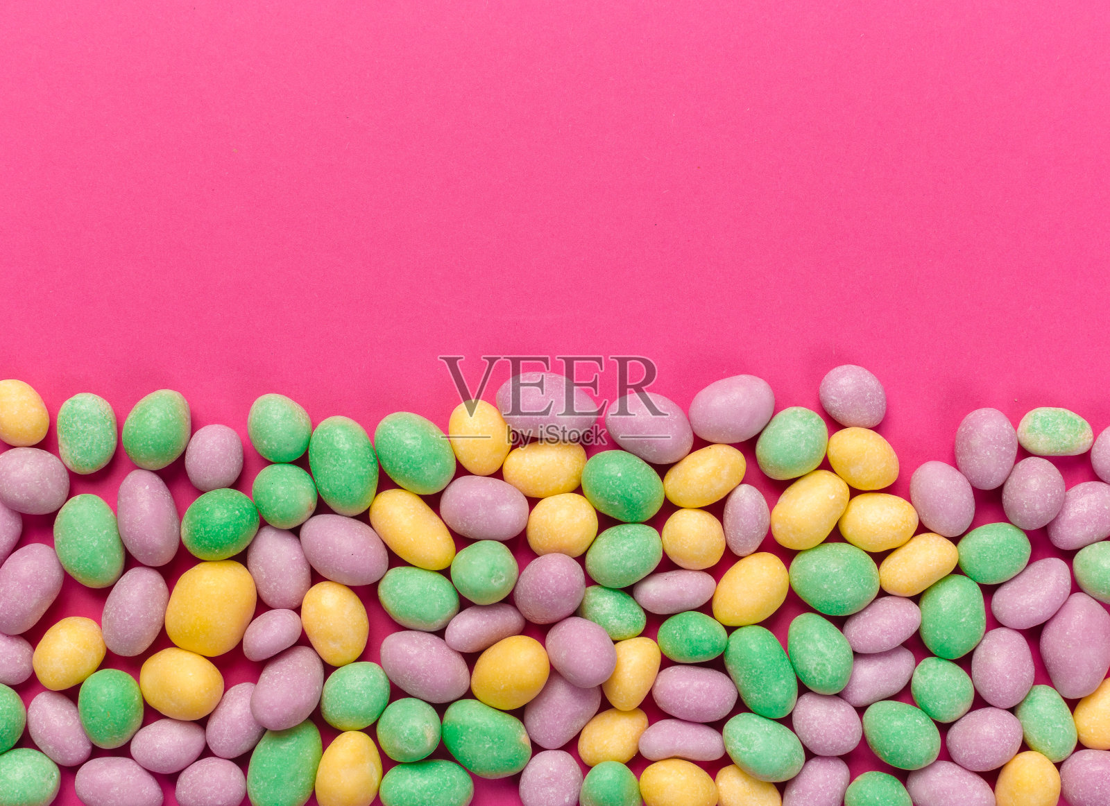 粉色背景上的彩色棒棒糖照片摄影图片