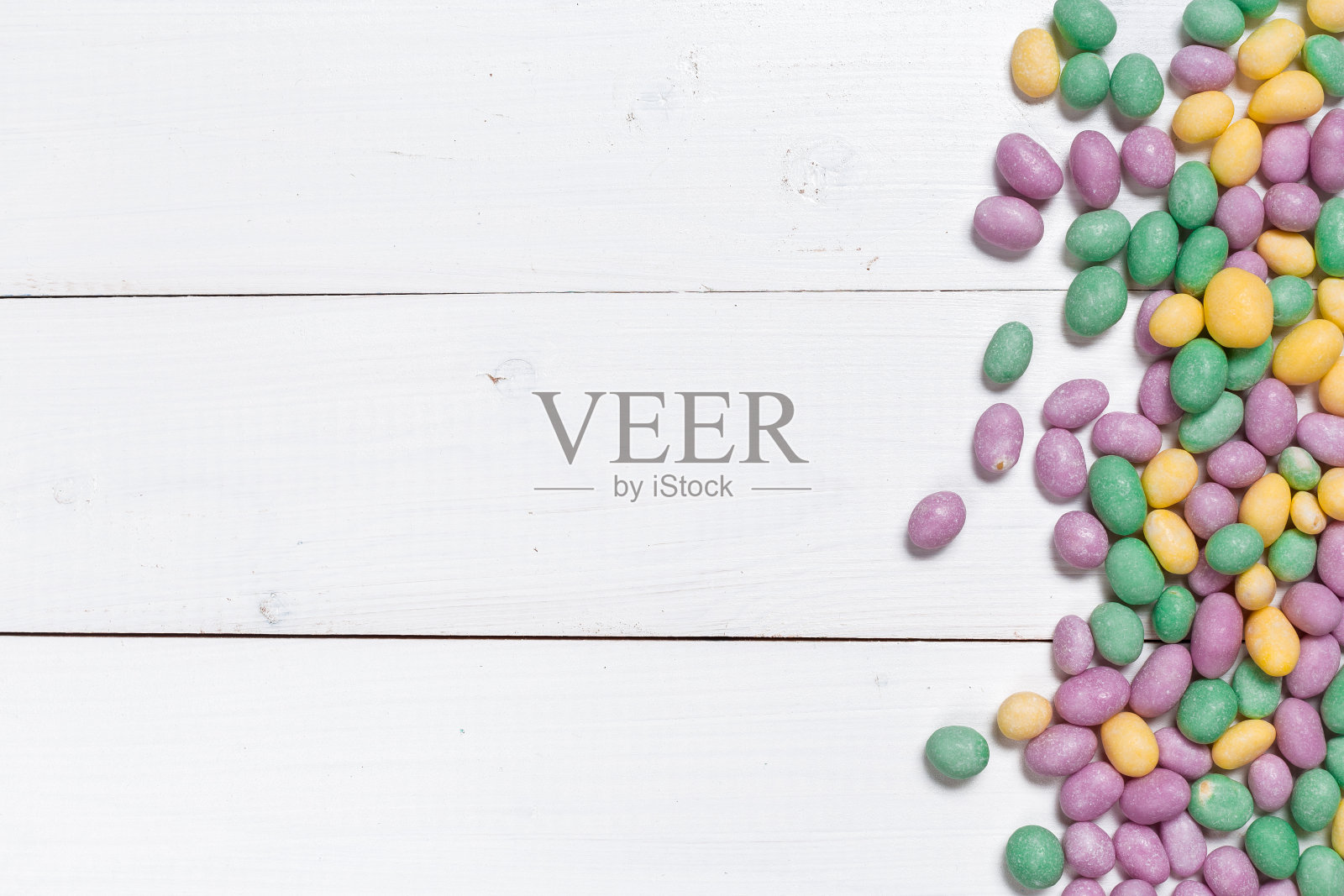 彩色糖果在木制背景照片摄影图片