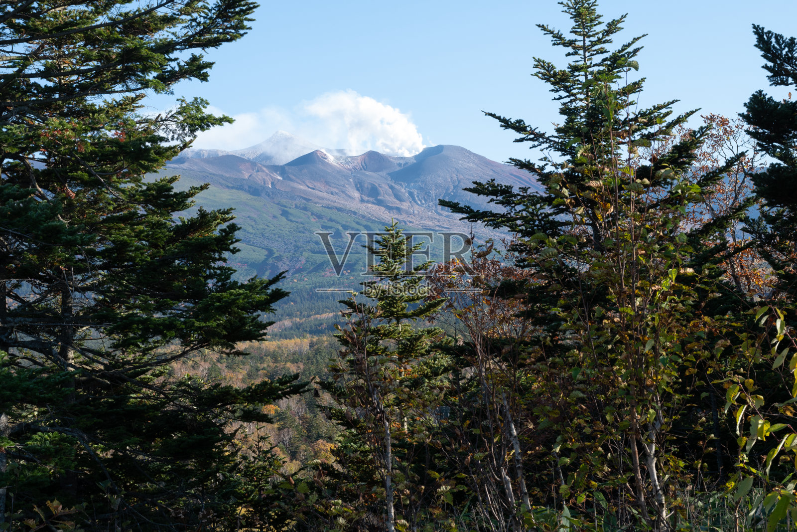 火山喷发的山顶照片摄影图片