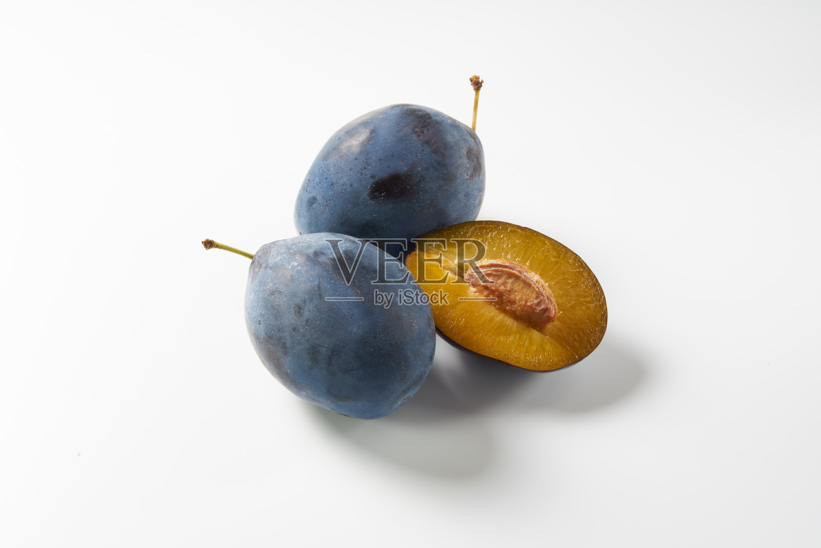 白色背景上的梅干水果照片摄影图片