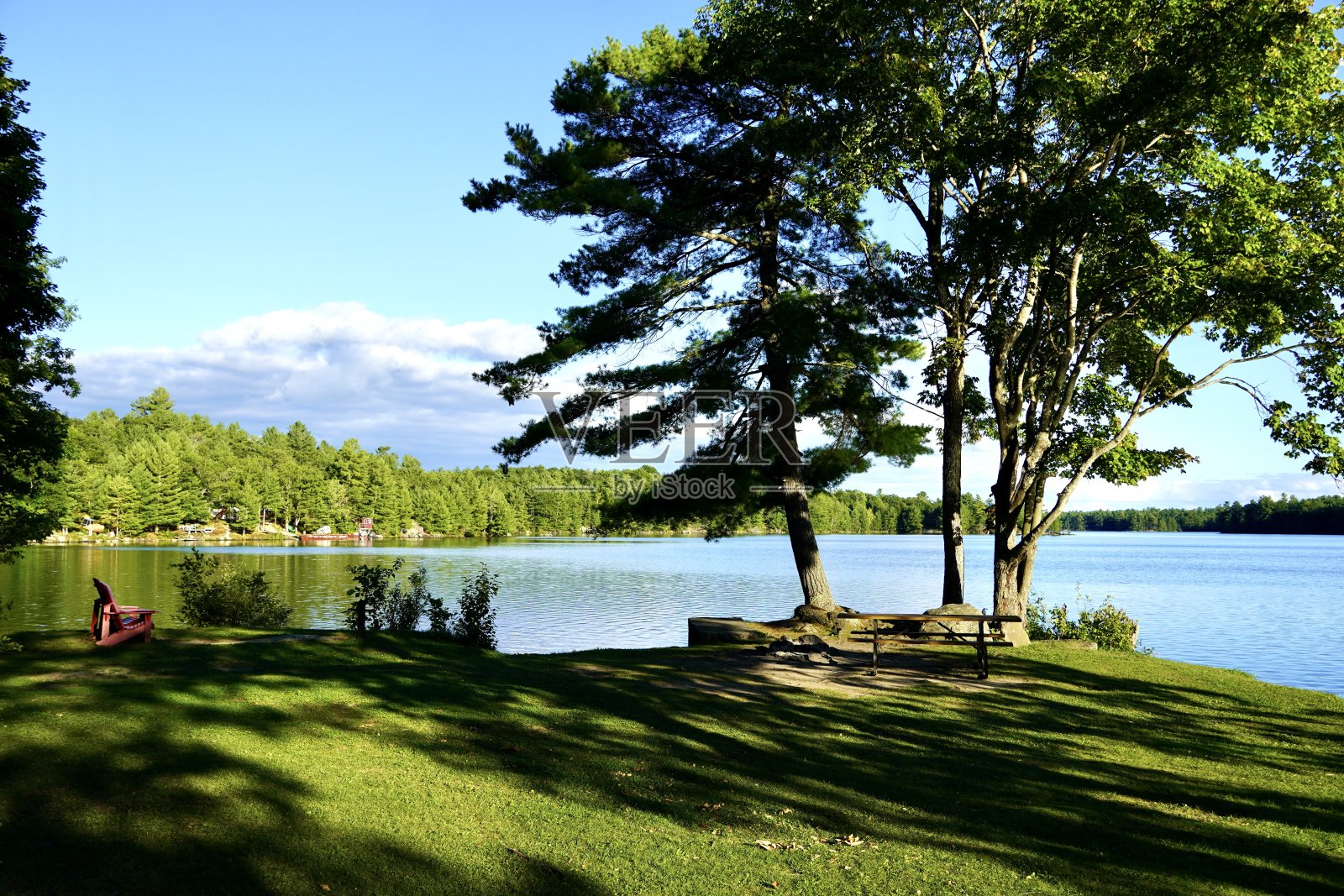 湖边的野餐桌照片摄影图片