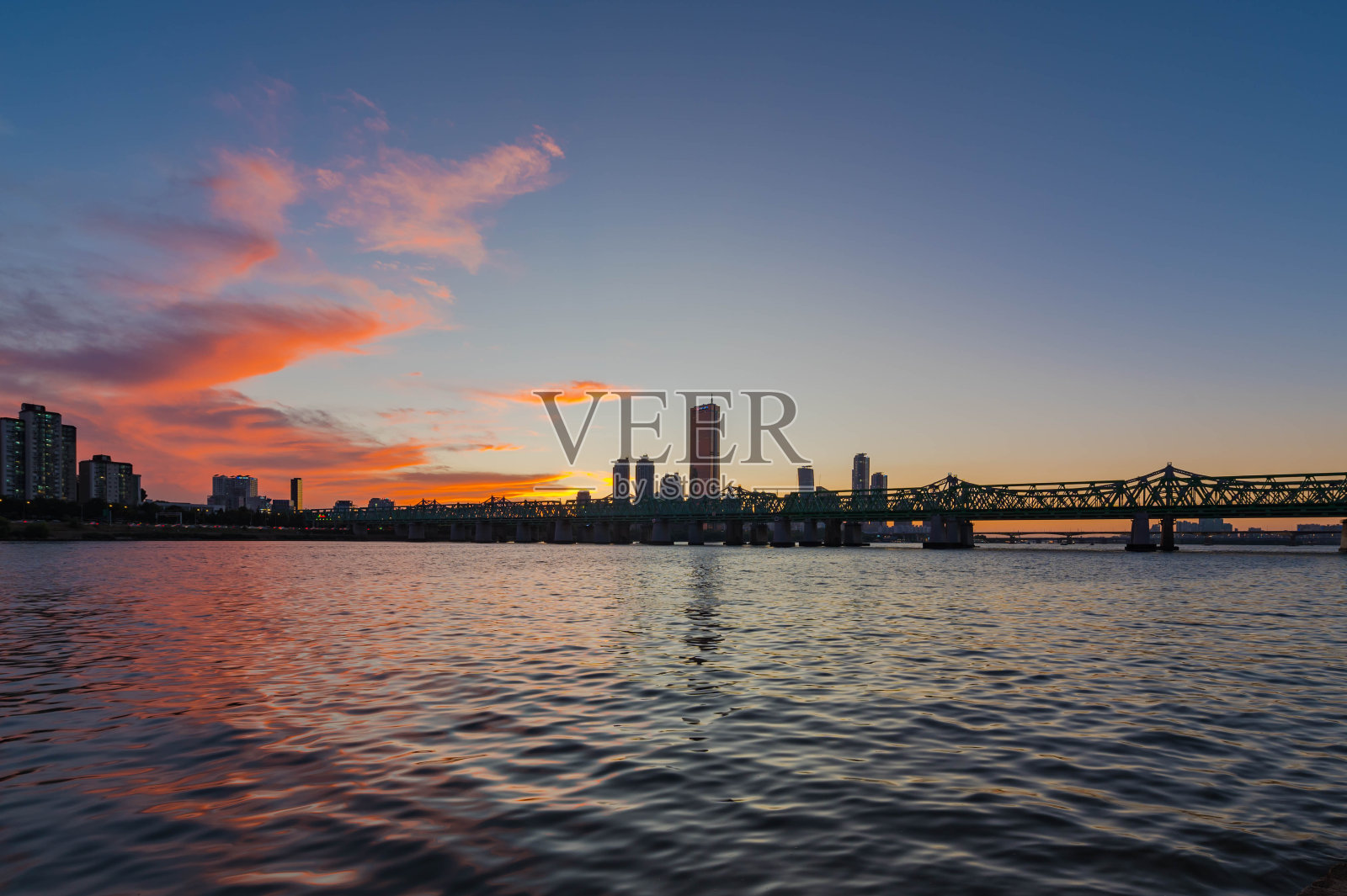 韩国首尔市黄昏时有63楼照片摄影图片