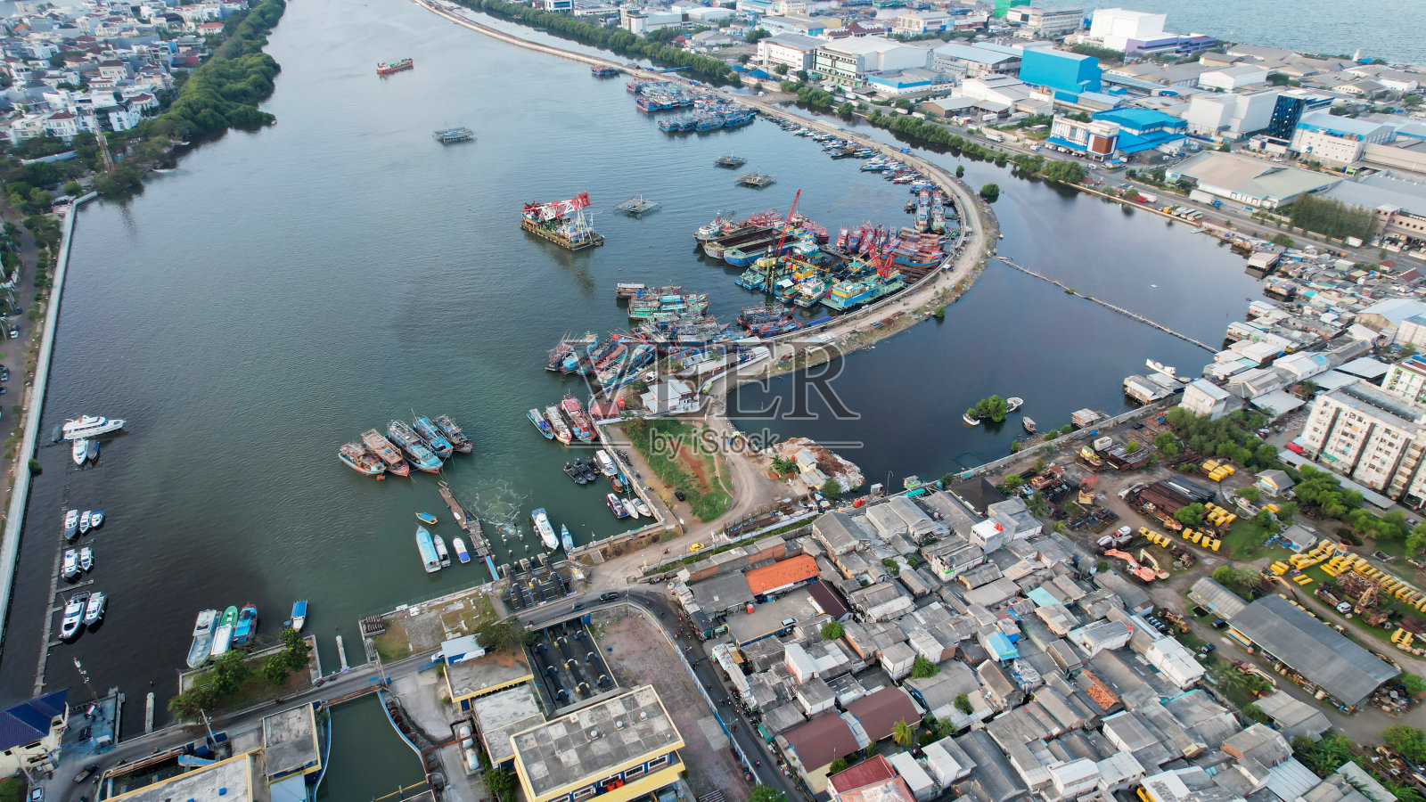 普鲁伊特港明春城市景观鸟瞰图。印度尼西亚雅加达五颜六色的晚霞。美丽的雅加达海景。照片摄影图片