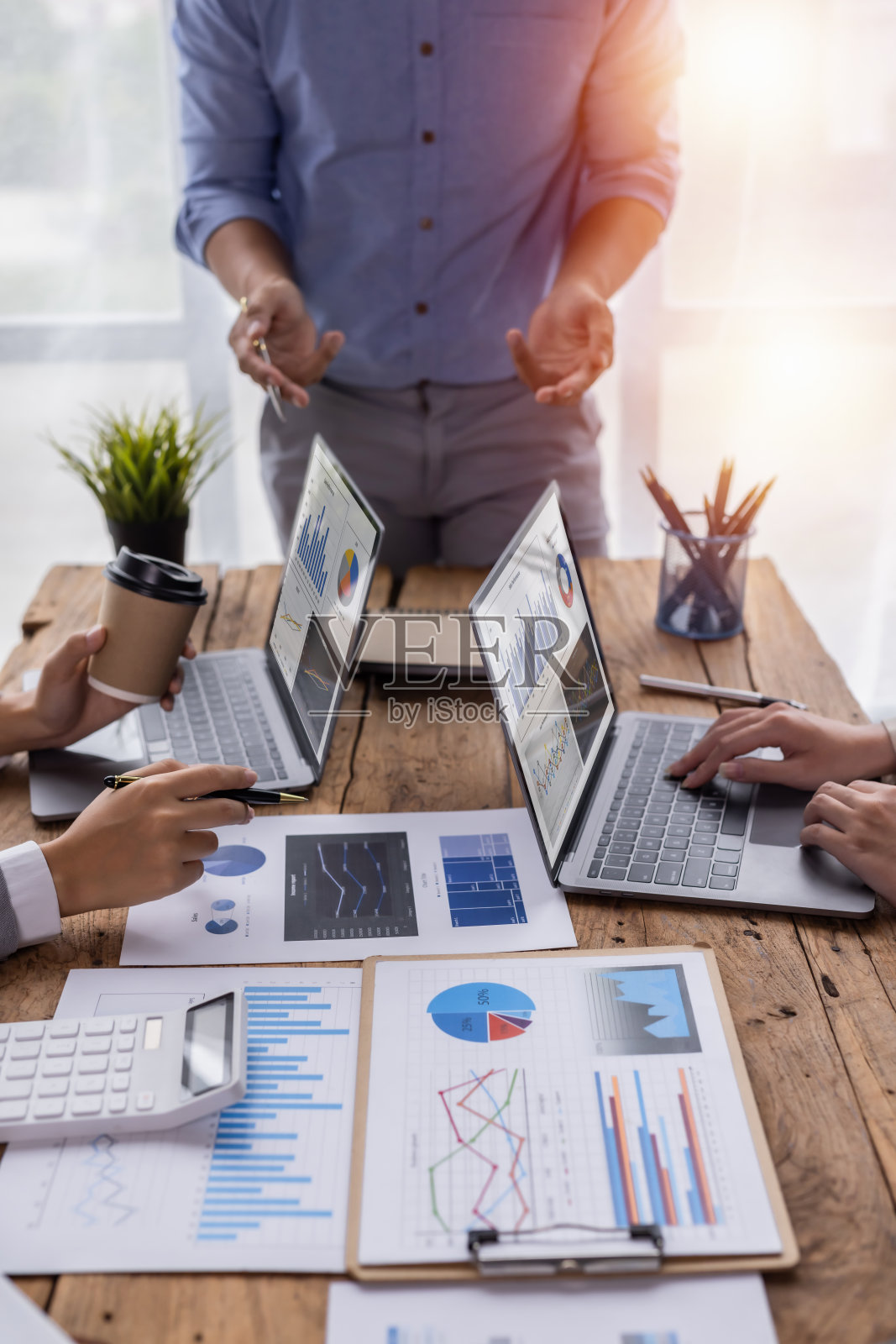 法律顾问和商务顾问，两位商务人士在会议室讨论，计划分析投资和营销，头脑风暴，讨论和分析和规划商业战略。照片摄影图片