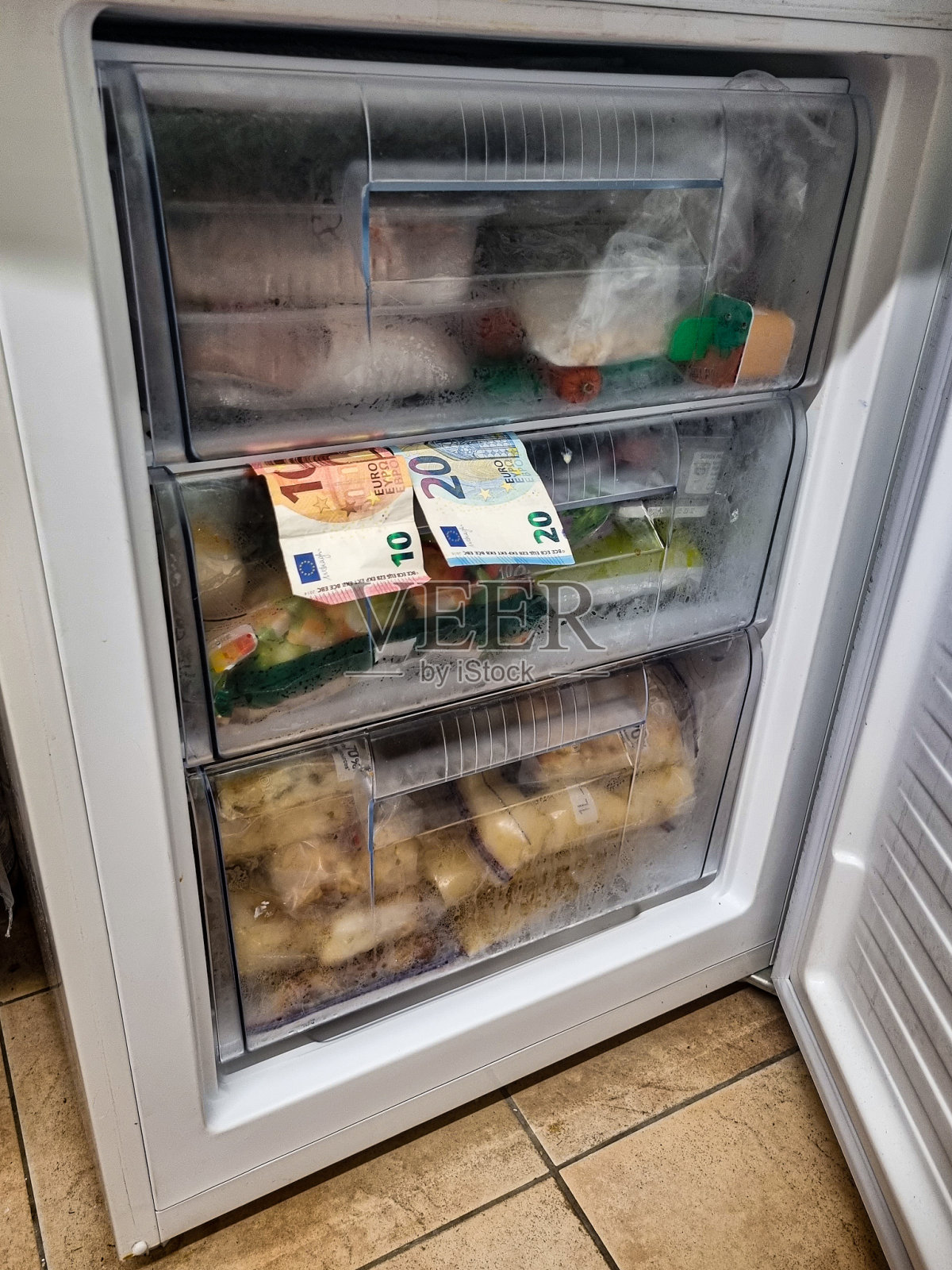 钱，高电价，电力成本，能源价格上涨照片摄影图片