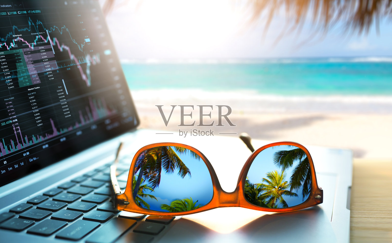 在热带海滩的艺术远程工作。梦想工作办公室背景照片摄影图片