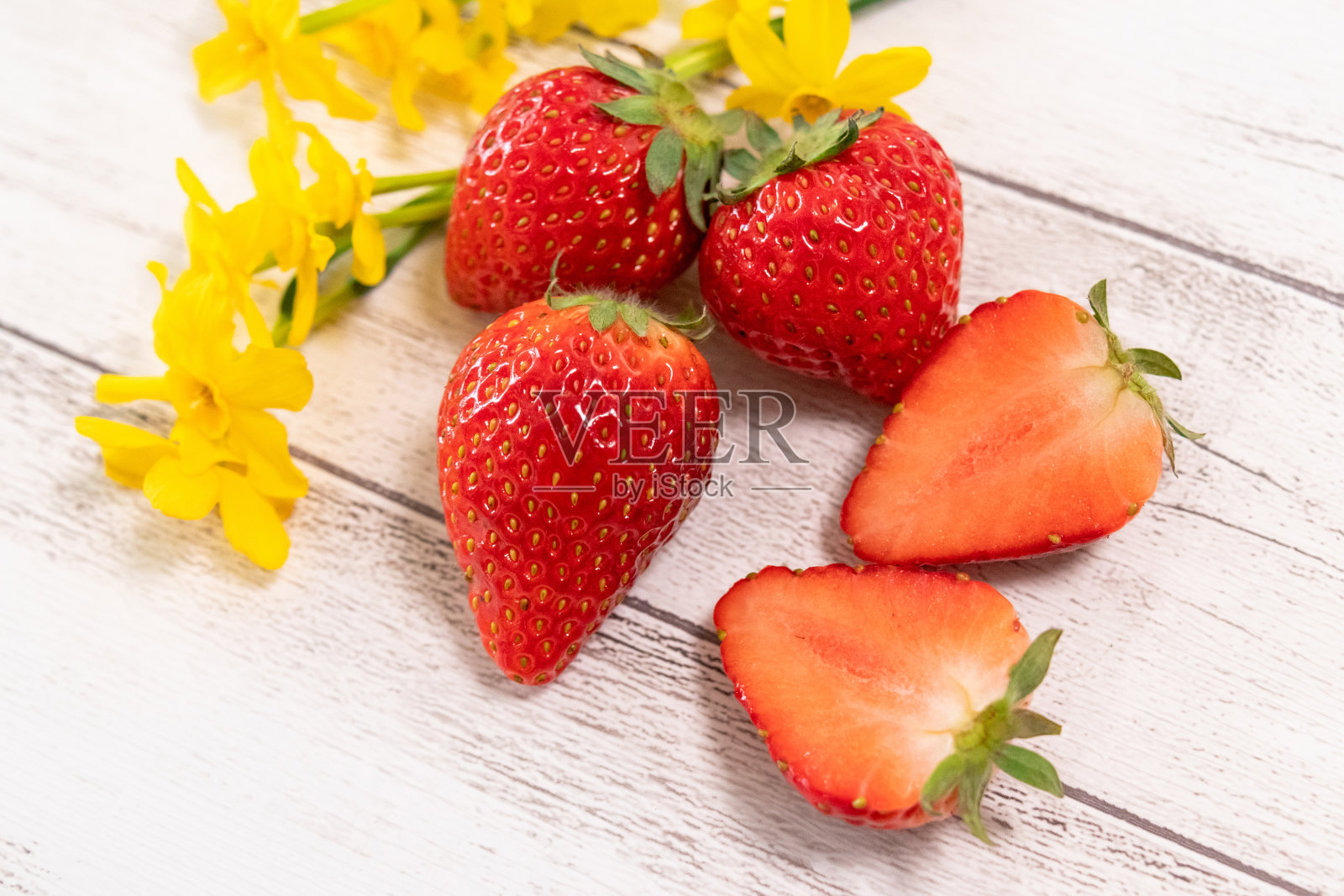 草莓和春天的花朵在板上照片摄影图片