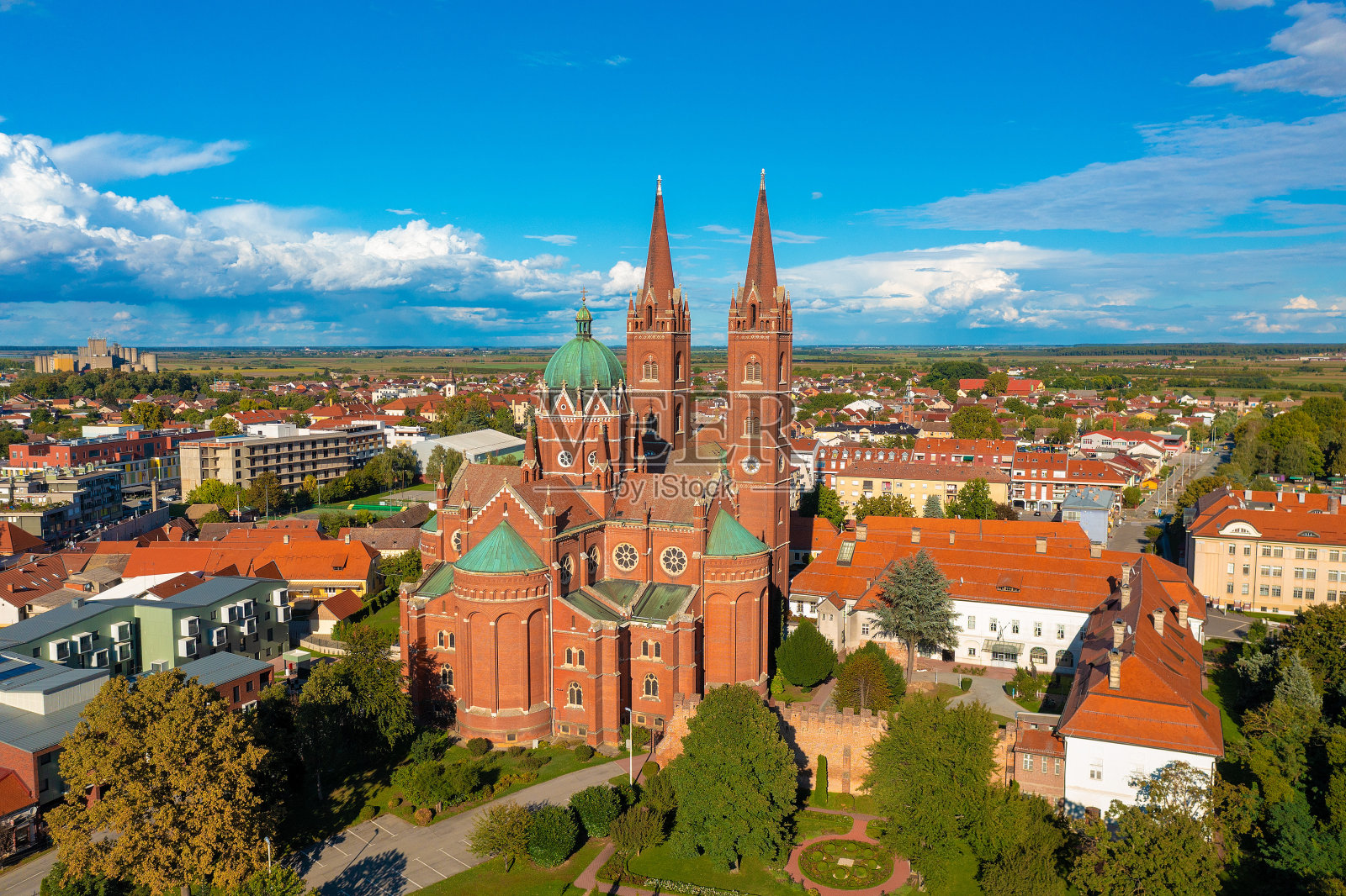 克罗地亚Đakovo镇教堂的航拍照片照片摄影图片