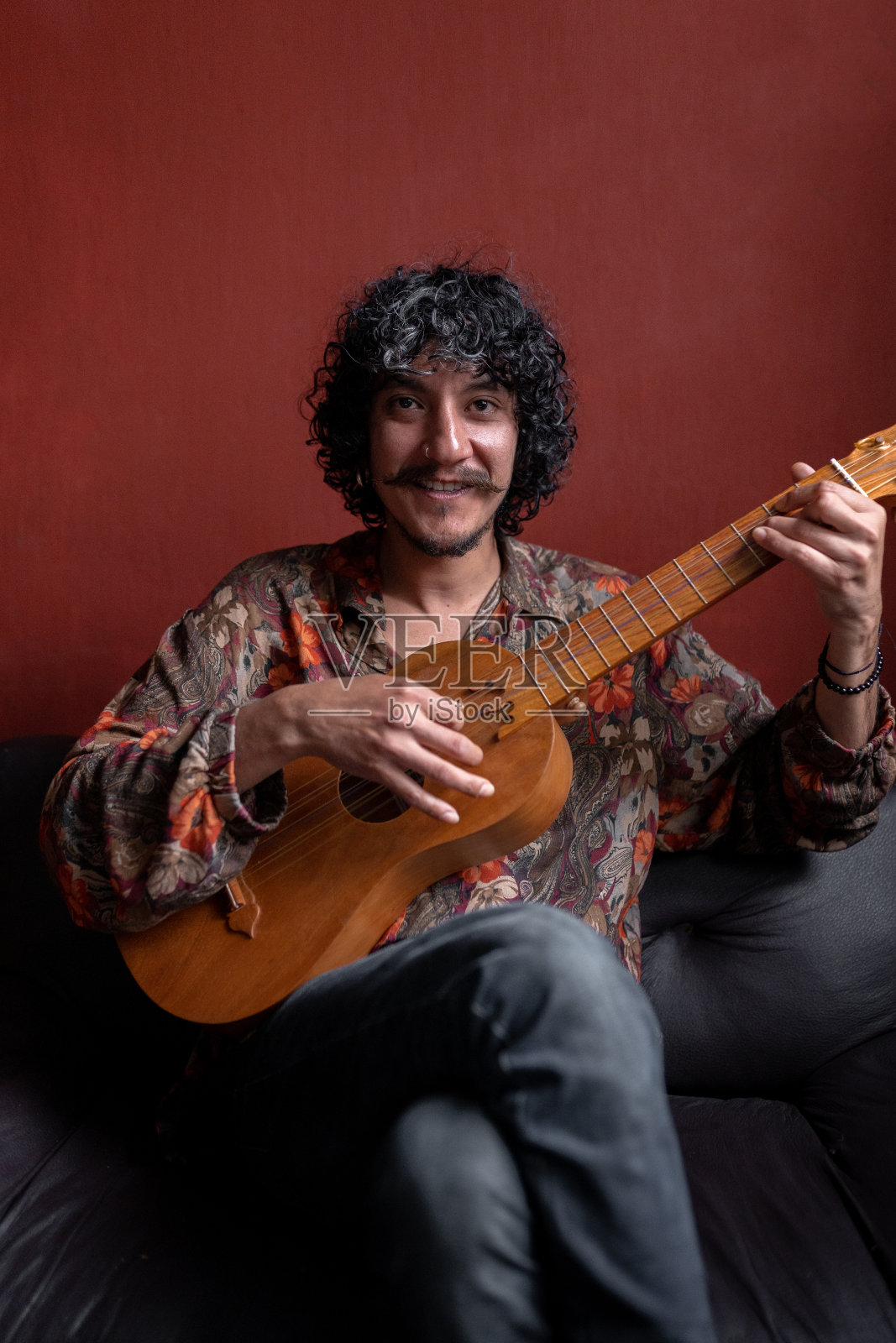一个年轻的墨西哥音乐家的肖像摆着他的贾拉纳吉他照片摄影图片