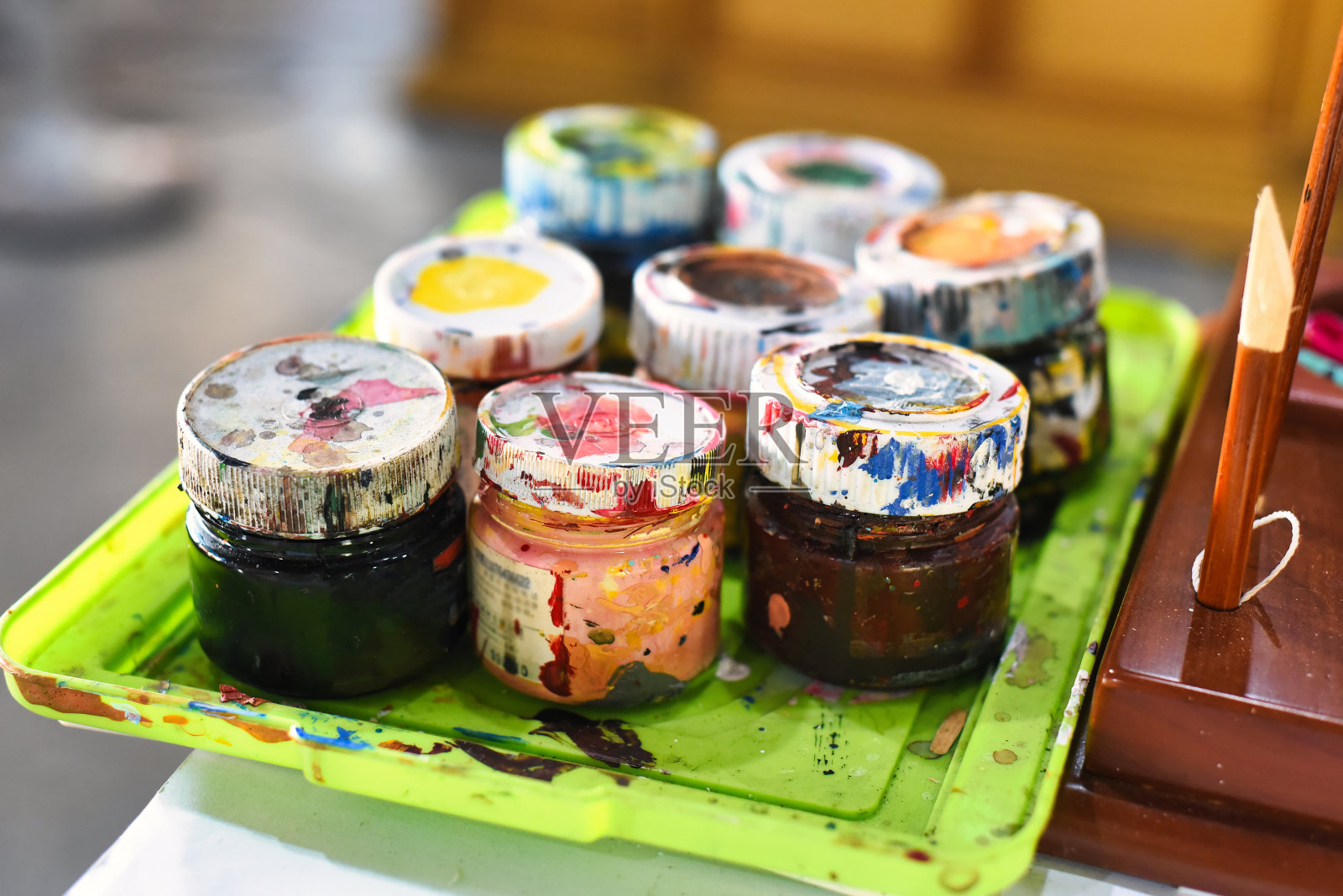 许多肮脏的绘画罐的艺术靠近照片摄影图片