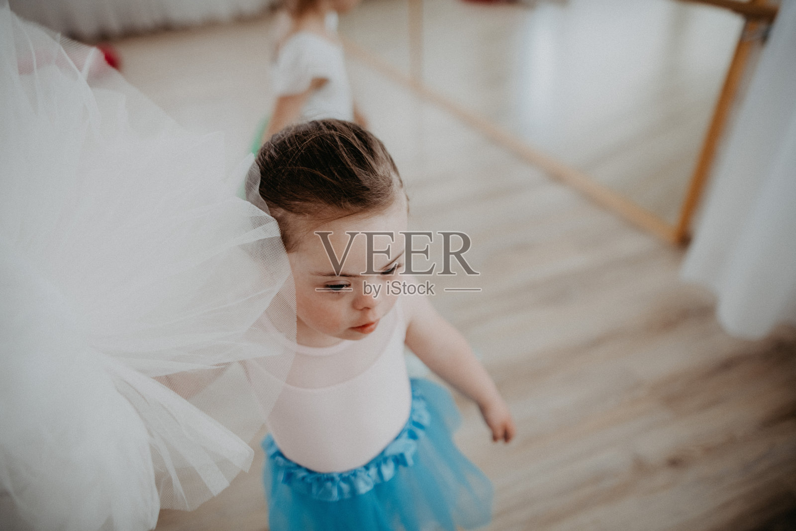 高角度唐氏综合症小女孩芭蕾课照片摄影图片