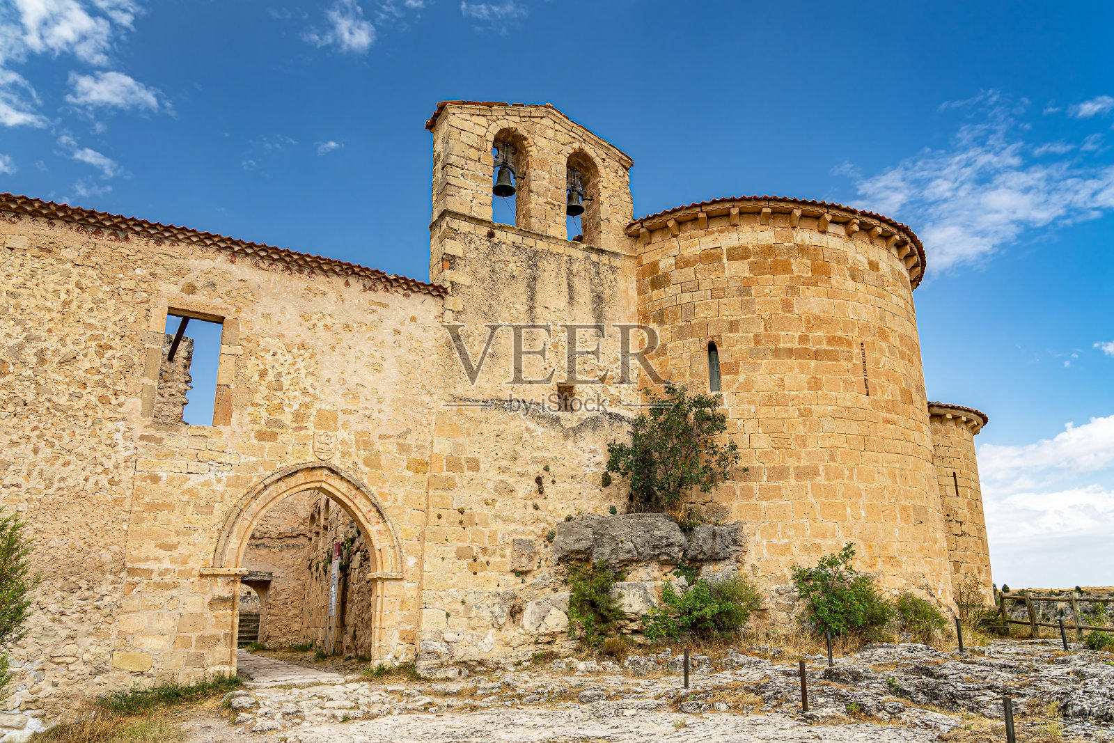 位于西班牙塞戈维亚Duratón河谷的圣弗鲁托斯修道院的主立面。照片摄影图片