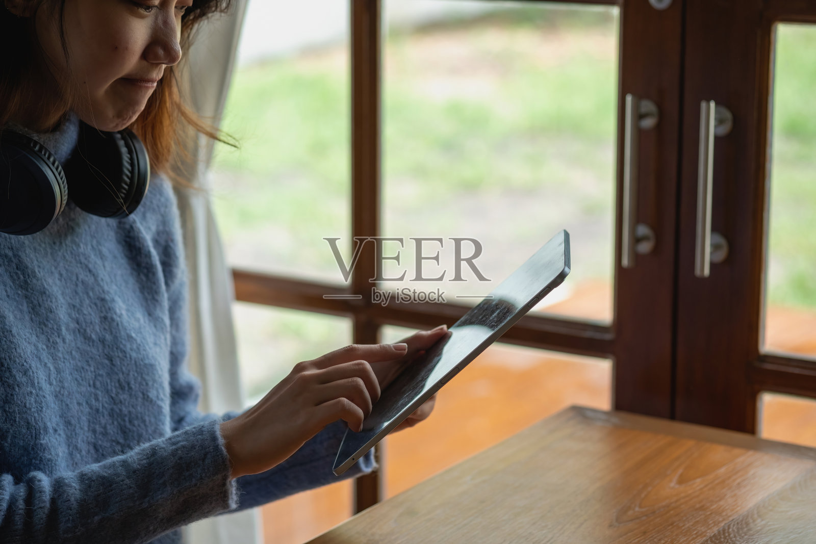 放松，减压，假日，快乐，亚洲女性在家里放松，从智能手机和笔记本电脑上愉快地听音乐。照片摄影图片