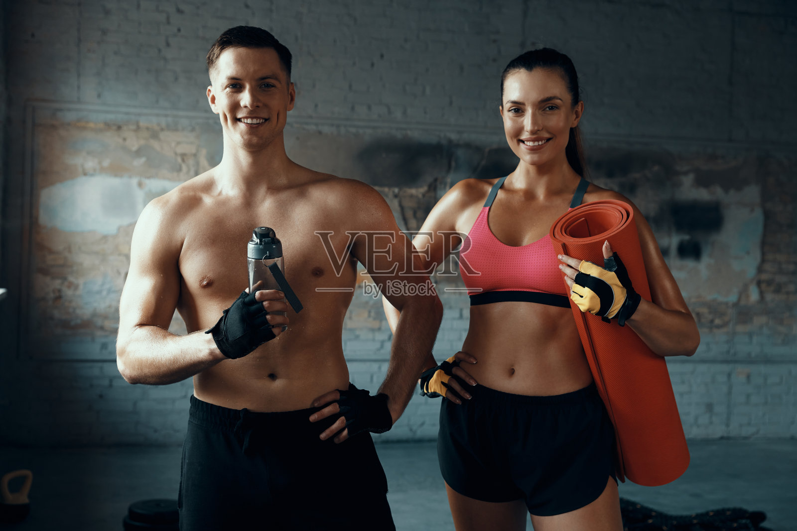 一对幸福的情侣一起站在健身房看着镜头照片摄影图片