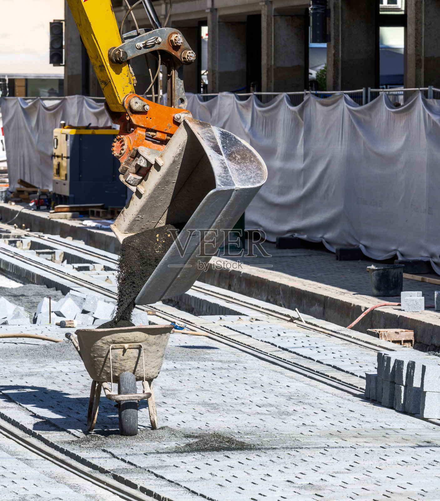 挖掘机用手推车填沙照片摄影图片