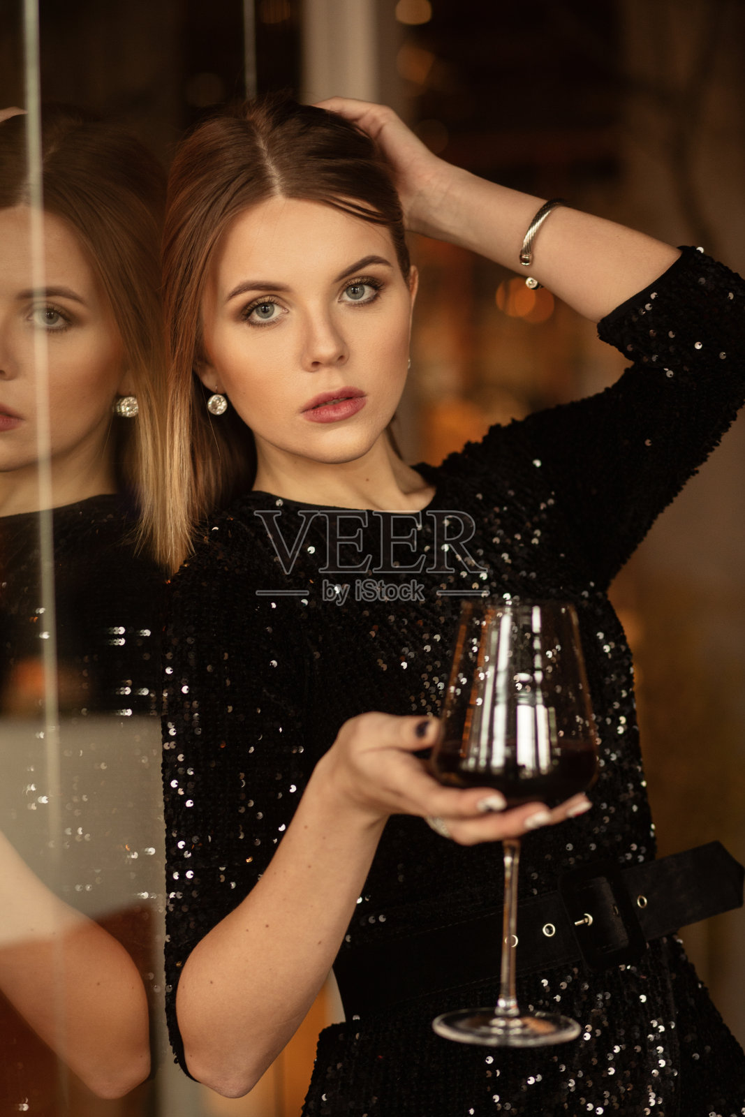 女人与酒照片摄影图片