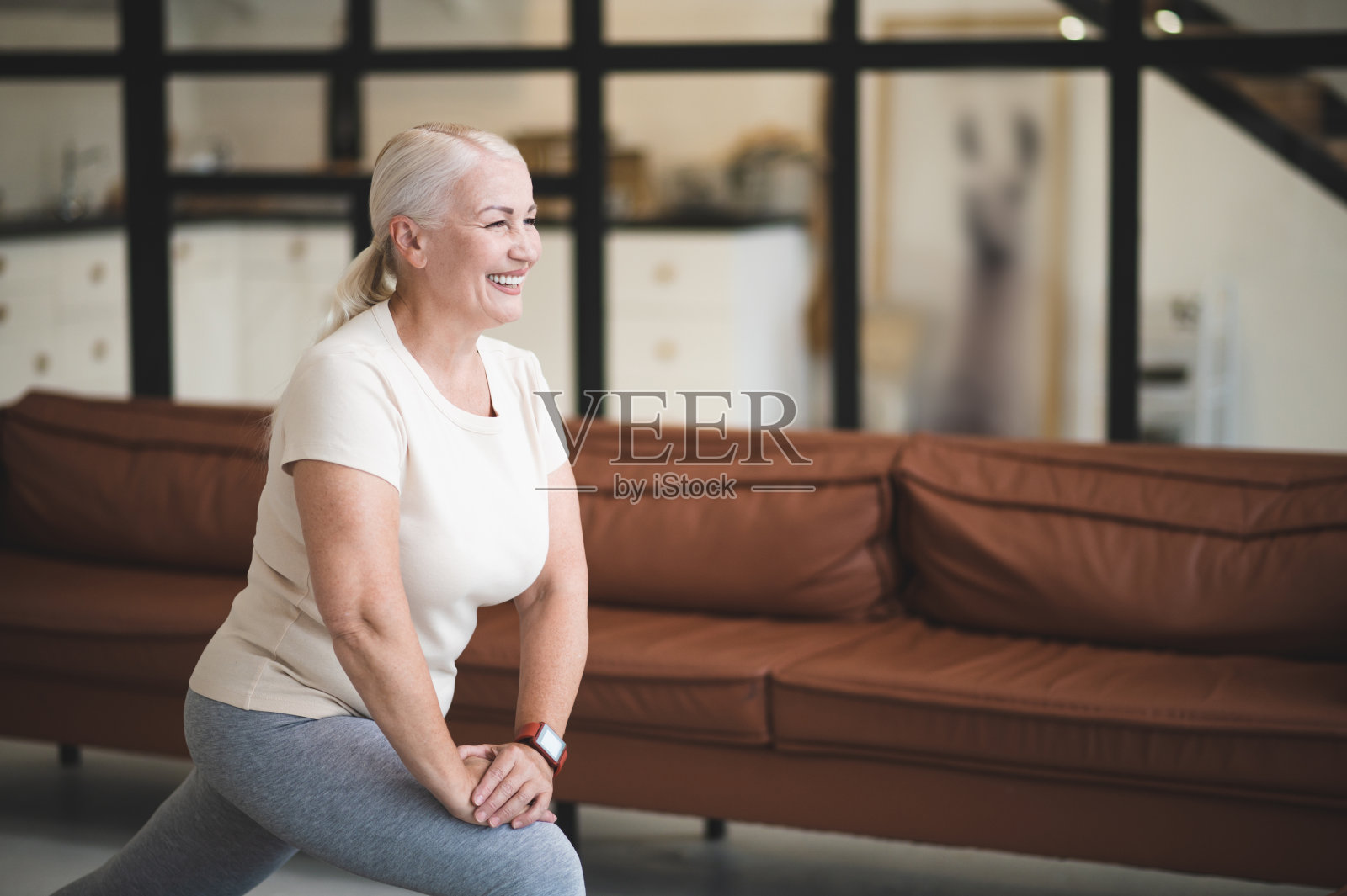 快乐的女士独自在家锻炼照片摄影图片