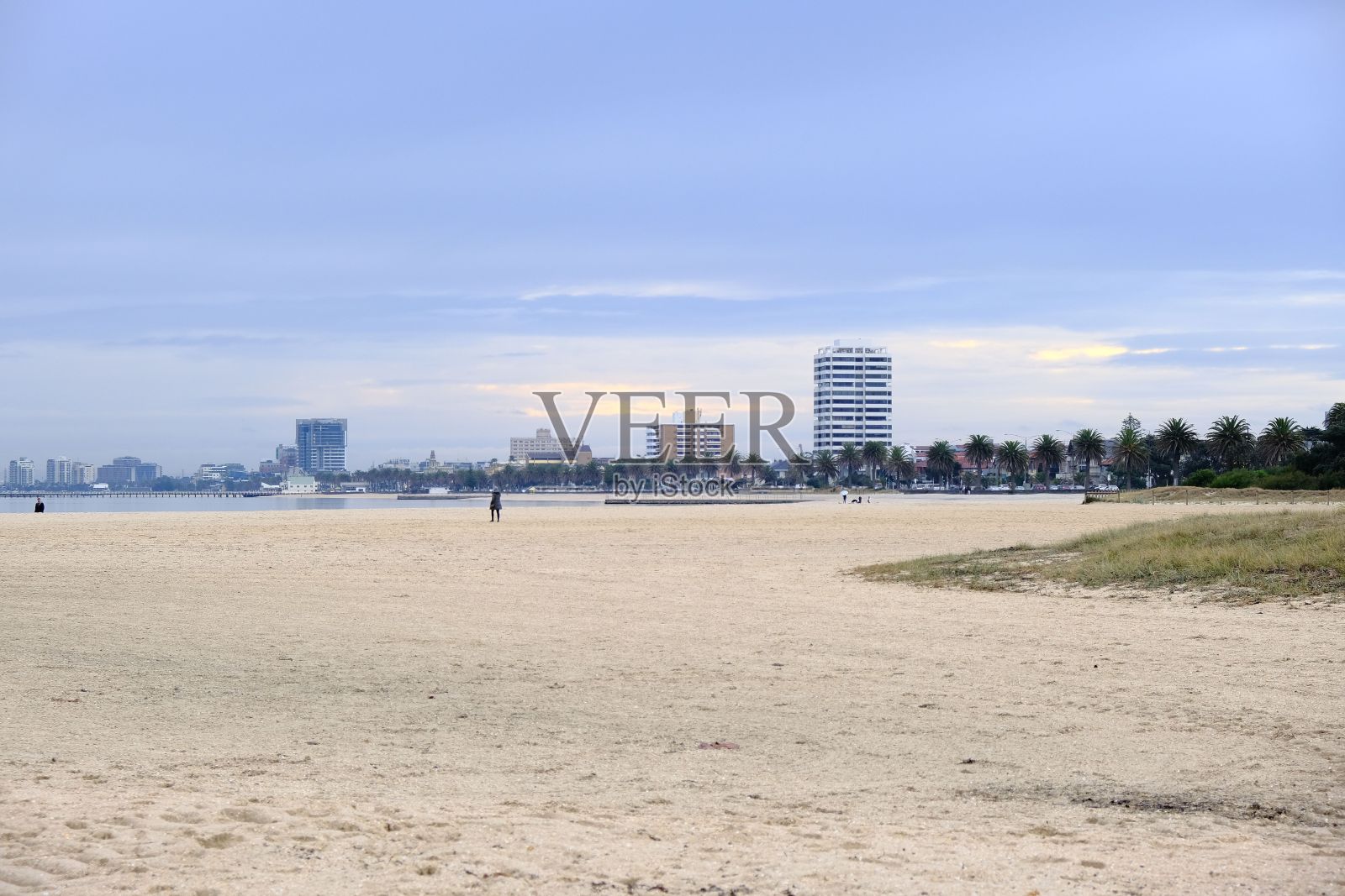 美丽的沙滩，背景是建筑物照片摄影图片