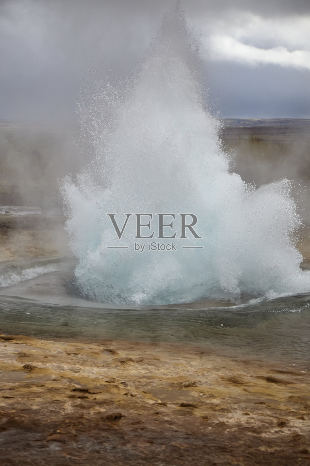 冰岛Haukadalur山谷爆发的间歇泉照片摄影图片