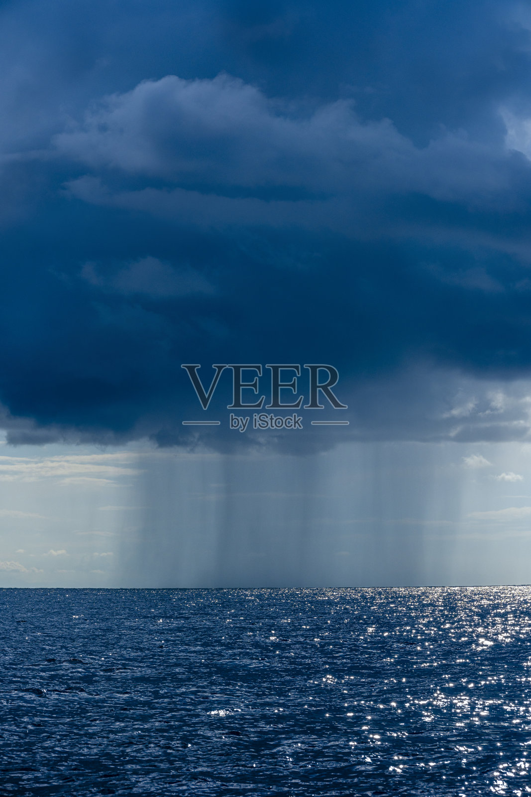 日落在地中海，与戏剧性的天空和雨照片摄影图片