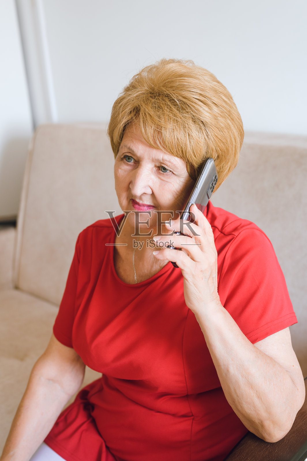 可爱的老妇人在打电话，微笑着照片摄影图片