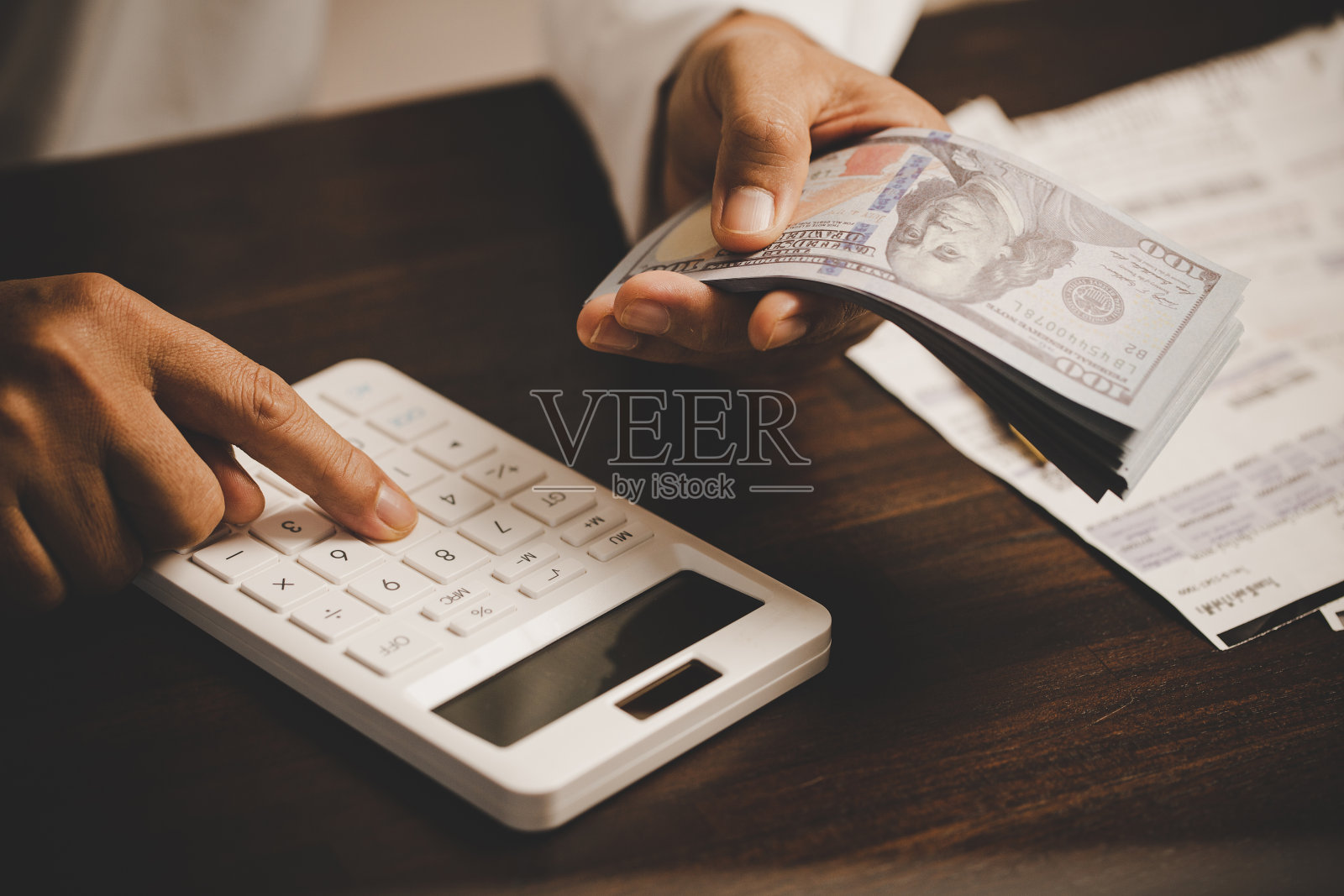 用于家庭预算支出的现金。房屋贷款计算思路，房地产储蓄，金融业务支付投资抵押财产，代理经纪人计算保险。照片摄影图片