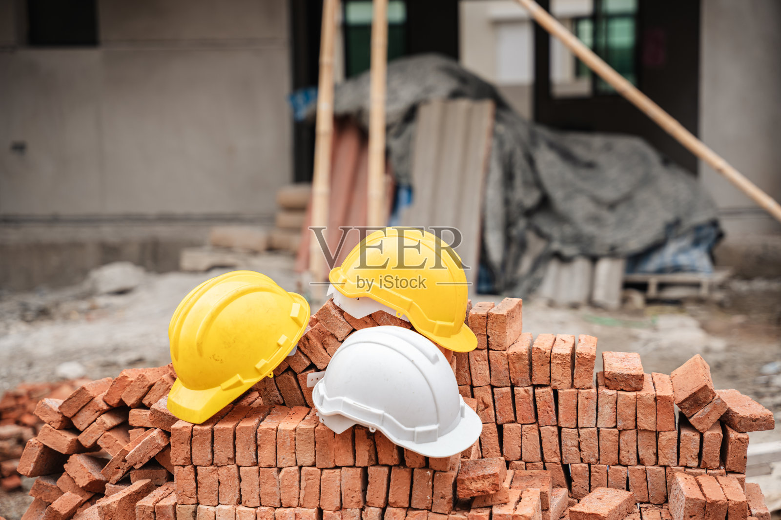 安全装备对建筑工人的重要性和在建筑工地戴头盔的存在照片摄影图片