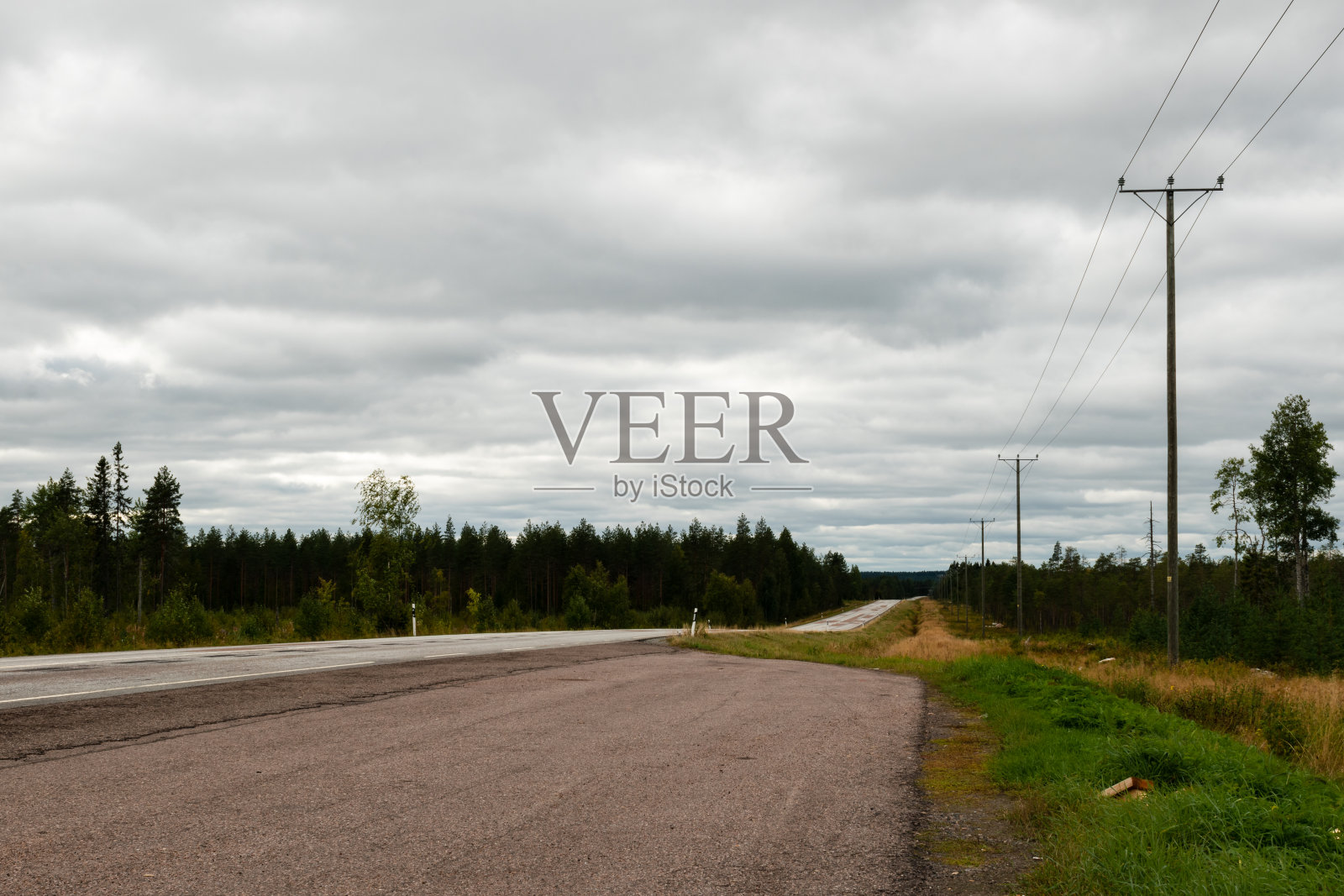 夏天空旷的芬兰乡间小路照片摄影图片
