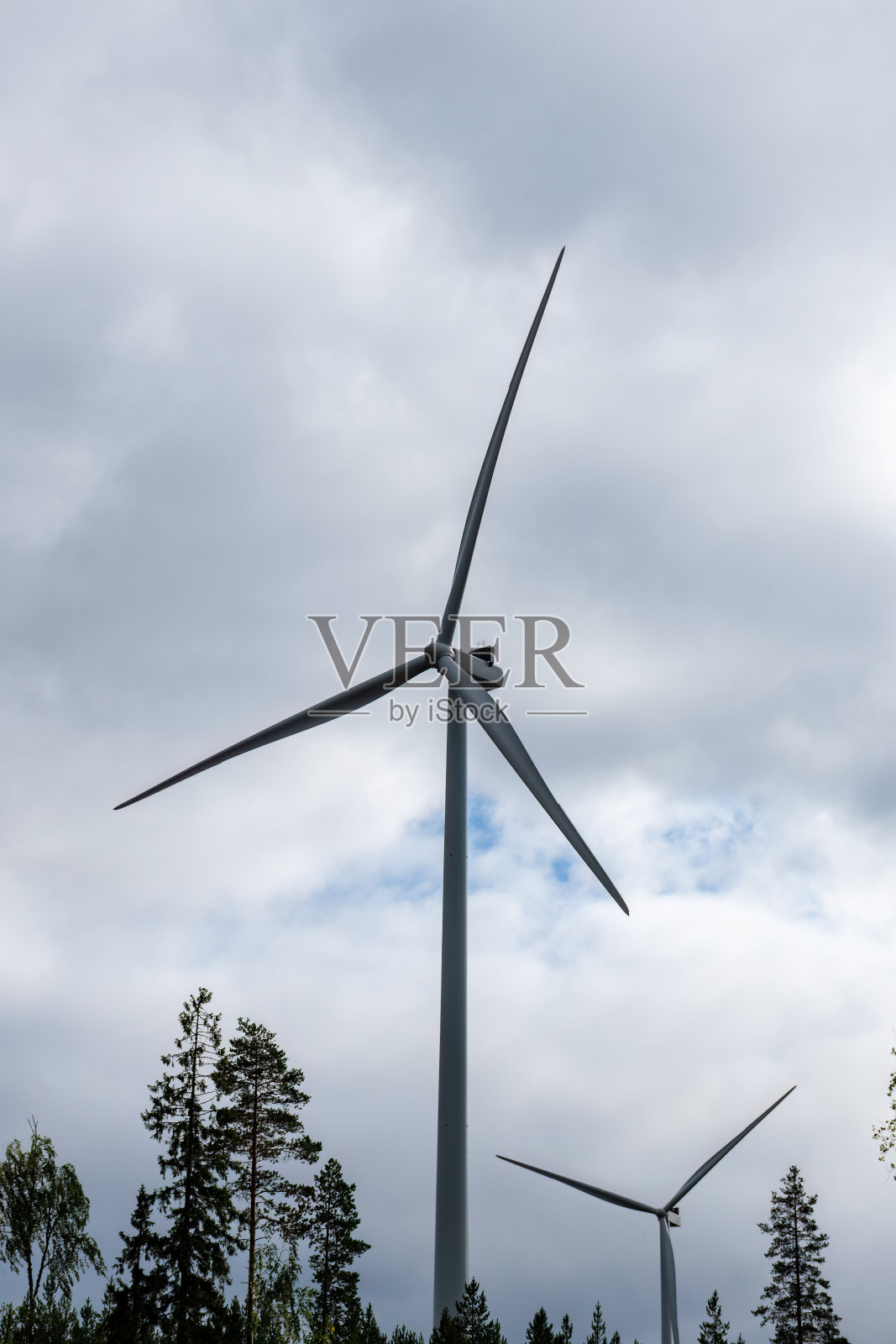 夏天多云天空下的风力涡轮机照片摄影图片