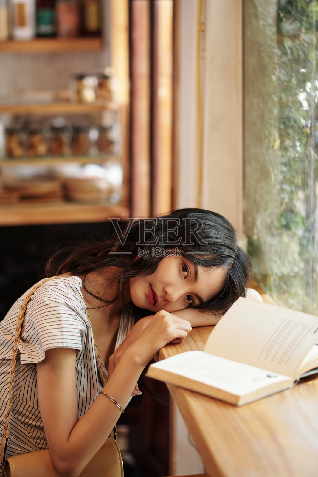 倚在窗台上沉思的女人照片摄影图片