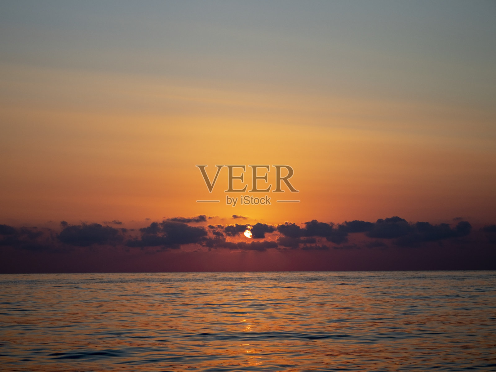 海洋上奇妙的日落。宁静的大海和日落的天空。冥想海洋和天空的背景。色彩鲜艳的地平线。照片摄影图片